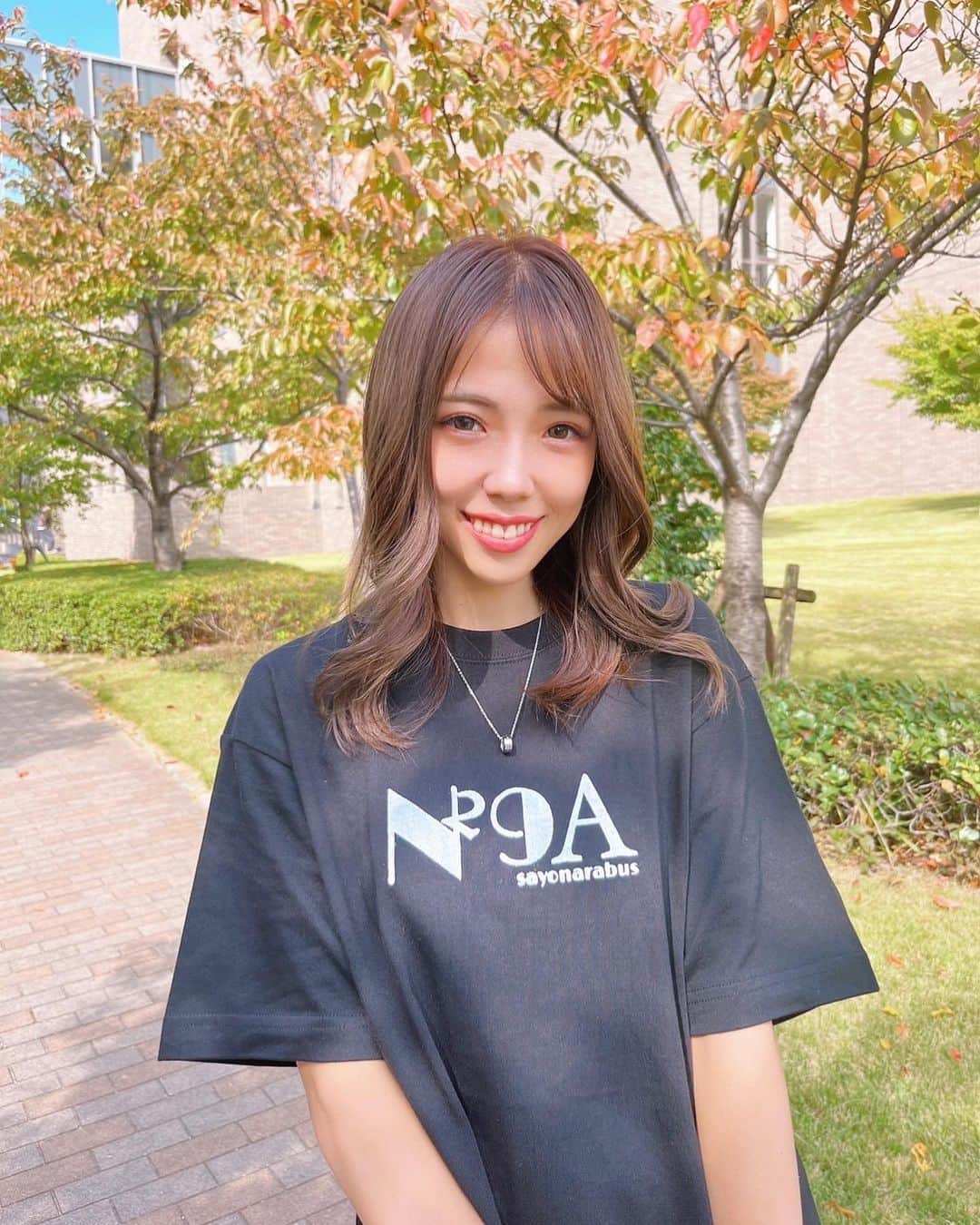 菜々のインスタグラム：「本日２０時より  @eastwoodswear さんとコラボで私のグッズが発売されます👏  販売期間は2週間です🌈 【2022/10/22 20:00 〜 2022/11/05 23:59】  👚Tシャツ　¥3900  👚ロンT ¥4400  サイズはS〜XL 色は2色展開で✨ 私はLサイズ着用していますっ！  Tシャツ、ロンT(黒・白)の2色展開での販売です。  sayonarabusと新曲のタイトルも入ってます！ 私がデザインしました🫡  ※売り切れなし、販売期間が終わり次第順次発送となります  投稿タップで購入URLに飛べます🤍是非Getしてね〜😋」