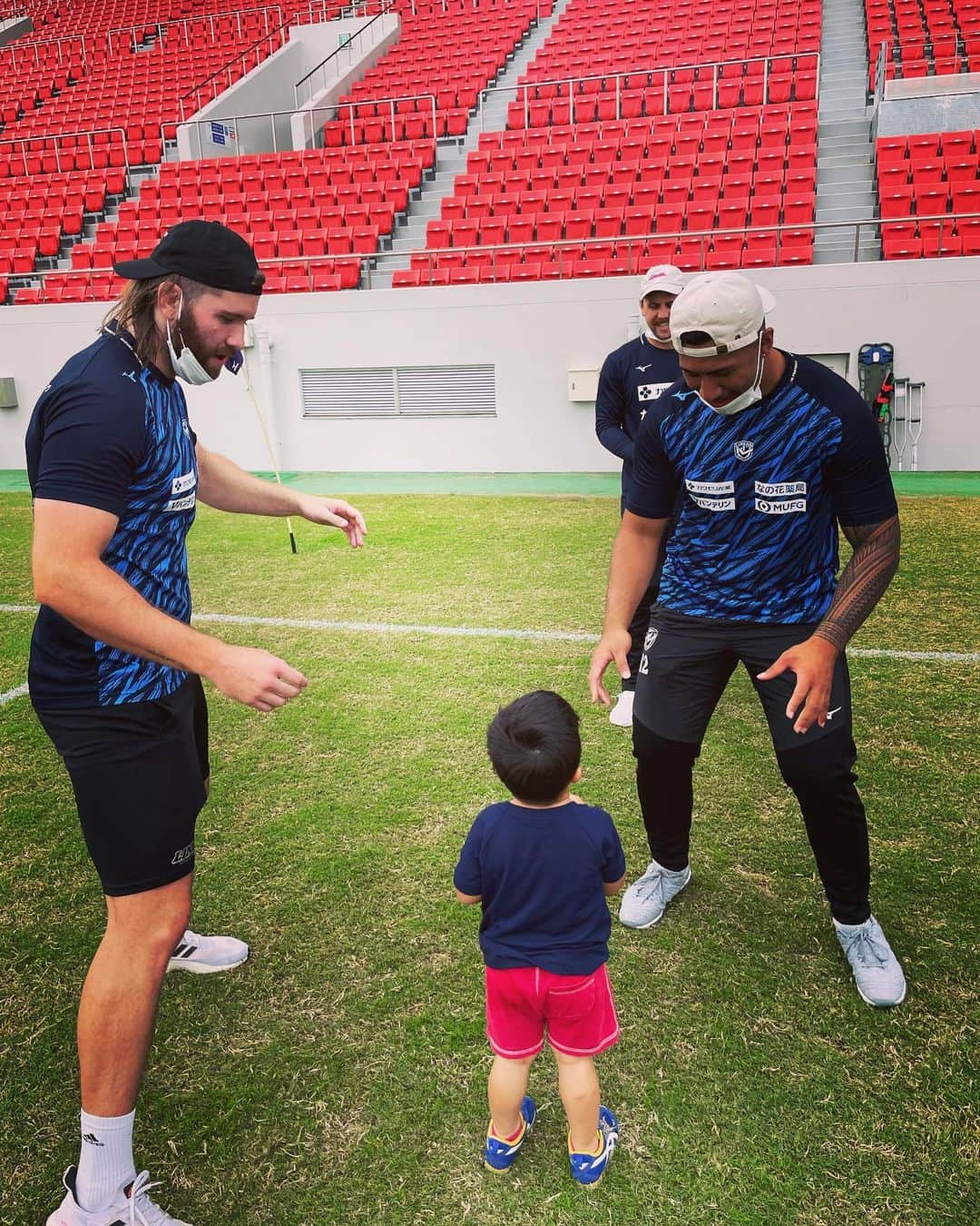 村田毅のインスタグラム：「Big day for my son🎵 ARIGATO big boys🙏 @bentoolis @_patricktafa   試合前のラグビー体験会にて。 大きな声で「お願いします！」と言ってラインアウト体験に参加👏 参加する子の親の立場になると、こんなにもスペシャルな気持ちになるんだなぁと✨  #ラグビー #花園近鉄ライナーズ @hanazono_kintetsu_liners」