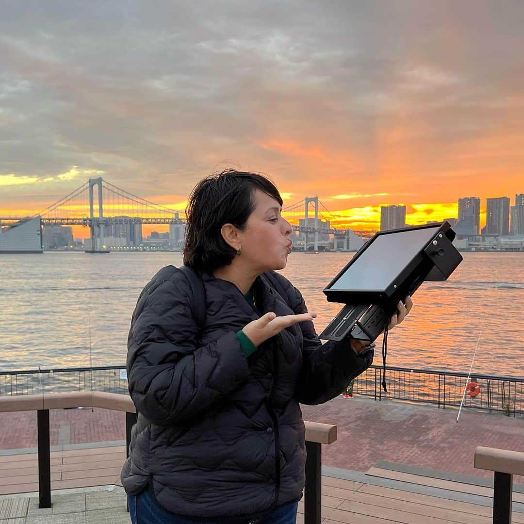 シモネのインスタグラム：「Eu tenho alguns anjos que me dão suporte na minha vida , dois deles hoje na gravação me trouxeram essa belezura 💛 estou apaixonada kkk #teleprompter   わたしをサポートする何人の天使がいるんだけど、今日のロケに2人の天使が持ってきてくれたこのかわいいこちゃん💛恋に落ちたわ笑笑　#プロンプター   #embrevenatvdobrasil」