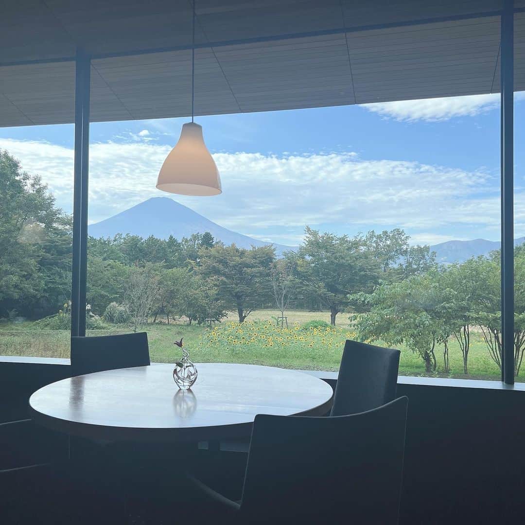 山本みらいのインスタグラム：「素晴らしい料理とサービス、眺望だった @maisonkei.gotemba 。  お料理はあまり調べ過ぎずに行く方が、純粋な驚きがあって楽しめると思う！  ストーリーズにだけ少し載せておきますね。  . 最近バタバタとしており、無自覚に自分を追い込みすぎていたのか、、昨夜は悪夢を見て大絶叫しちゃったらしい(家族談←ごめんね笑)けど、、。  素敵な時間を過ごせたので今夜はきっと安眠できると思う♡  #maisonkei #素晴らしい料理 #素晴らしい眺望 #素敵なサービス #富士山とツーショット #安眠を約束」