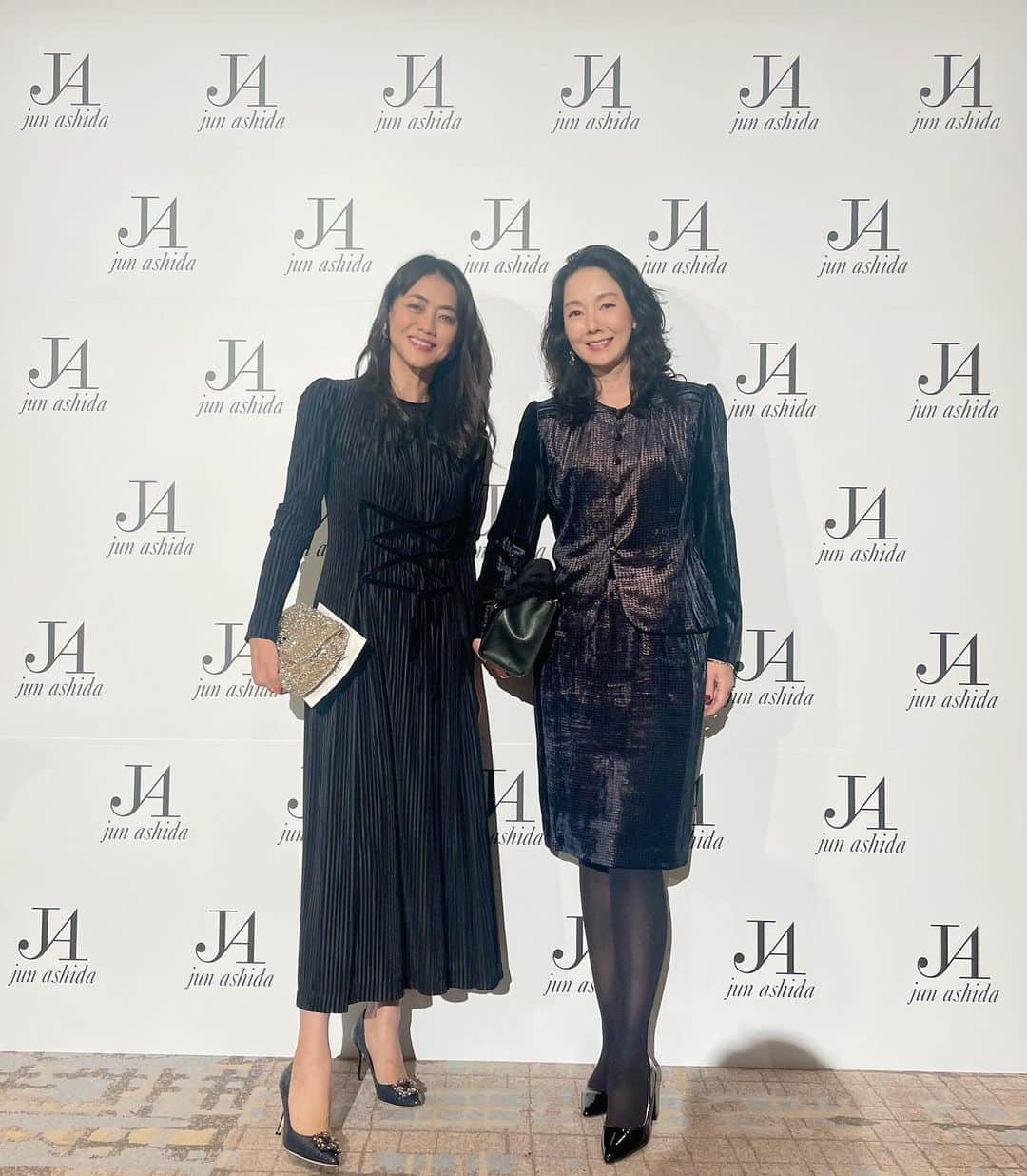 とよた真帆さんのインスタグラム写真 - (とよた真帆Instagram)「昨日は @jun_ashida_official  #ジュンアシダ さんの#ファッションショーへお招き頂き美しい作品の数々に刺激を受けましたよ〜✨ お洋服はタエさんが選んでくださったセットアップ  ファッションショーでは @maenorichang  #マエノリ ちゃんと お隣の席には藤原紀香ちゃんが😊 昨日はバタバタして撮り忘れましたが 少し前に開催された @tae_ashida_official さんのショーで @norika.fujiwara.official  #藤原紀香 ちゃんとお久しぶりにお会いしてお写真を頂き了解を得たので載せさせて頂きますね！ 相変わらずゴージャスでお美しい紀香ちゃん✨  パワフル過ぎて 『紀香ちゃん、実は３人いるんじゃない？』って笑い合いましたよ😊 女優、梨園の妻の仕事、完璧な健康管理。そして度重なる移動の生活はバイタリティがある紀香ちゃんしか出来ない🙇‍♀️  お美しい#デビィ夫人 にもお会いして眩しい会となりました。  @taeashida  #アシダタエさんは、日にちがあまり空いていない中で両方ともカラーの違う、そして内容もクオリティも素晴らしいショーを大成功させ、それでいてはんなりエレガント！皆様へのご対応も一流で尊敬します✨  #ファッション  #fashion  #fashionshow  #actor  #model」10月22日 20時27分 - maho_toyota