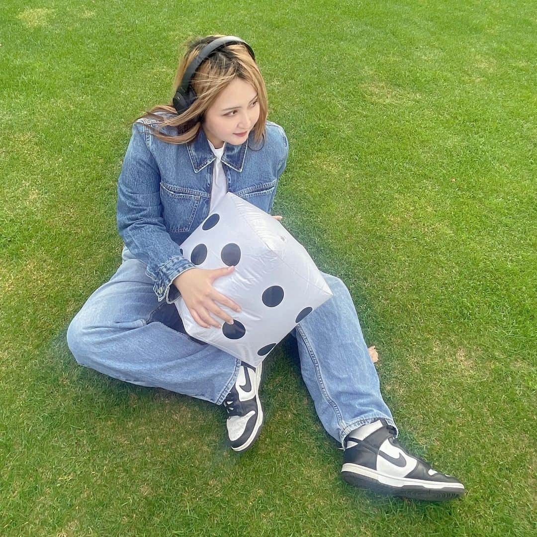 脇腹が痛い大内のインスタグラム：「🎧🎶🎲」