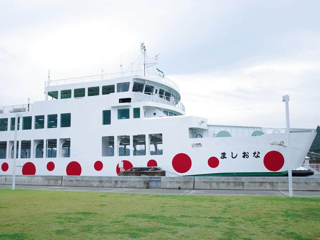 桃乃木かなさんのインスタグラム写真 - (桃乃木かなInstagram)「直島の写真🛳  アーティスティックな島でした！ 草間弥生さんの有名なかぼちゃと写真も撮れました🎃✌︎  #草間弥生  #瀬戸内国際芸術祭2022  #直島」10月22日 20時41分 - kana_momonogi