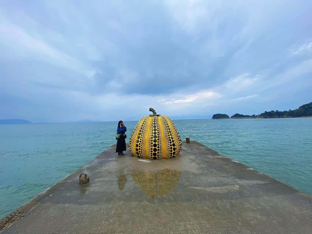 桃乃木かなさんのインスタグラム写真 - (桃乃木かなInstagram)「直島の写真🛳  アーティスティックな島でした！ 草間弥生さんの有名なかぼちゃと写真も撮れました🎃✌︎  #草間弥生  #瀬戸内国際芸術祭2022  #直島」10月22日 20時41分 - kana_momonogi