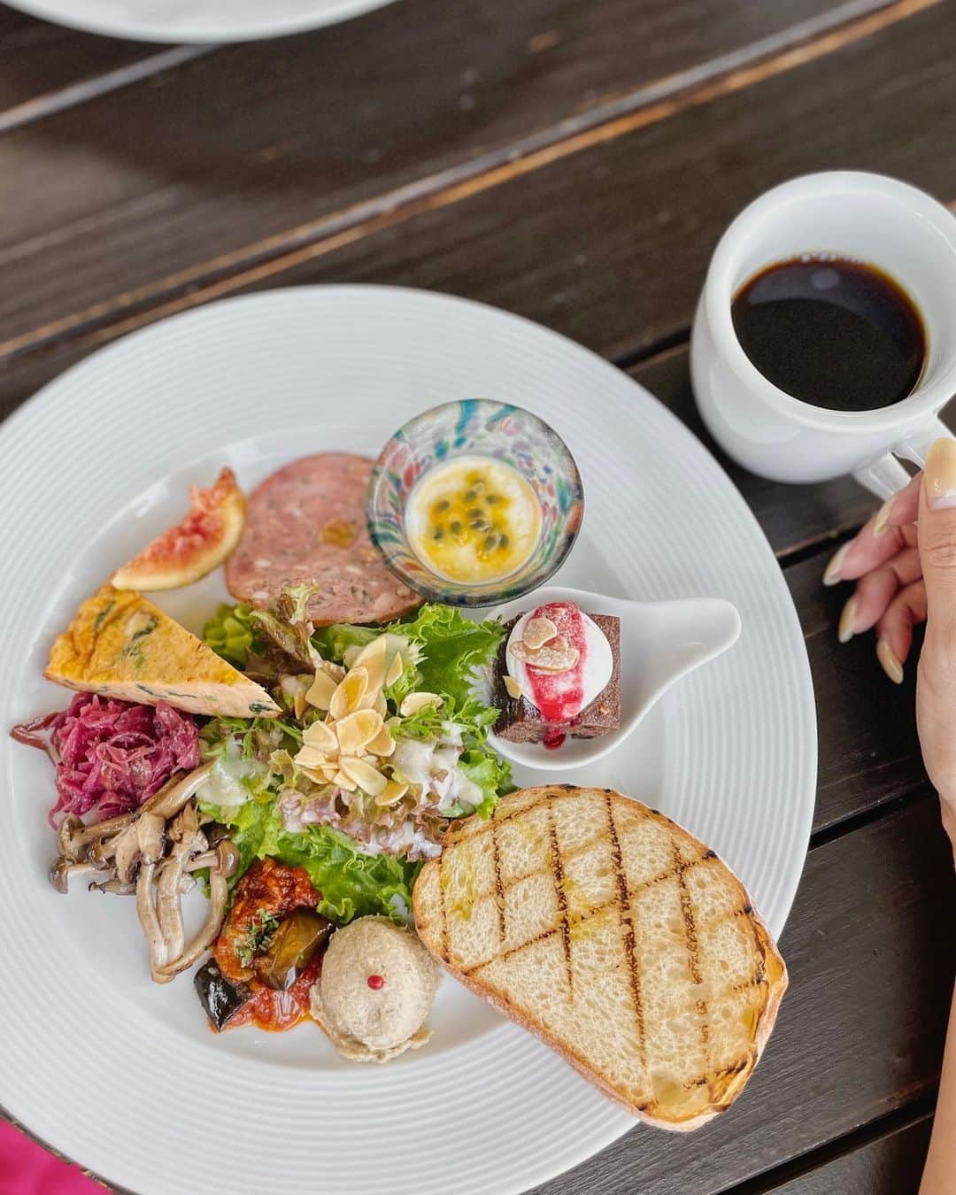 瀬口かなのインスタグラム：「いつかの朝食☕️  糸島のカレント。 パンが美味しいのとパンにつけるジャムが沢山あって最高😍  ⁡ 最近日曜日の朝はちょっと近所のカフェか車で糸島に行ってゆっくりするのにハマってます。たまに行けるからこその贅沢と癒しの時間〜☺️ ⁡  #instalike #instadaily #breakfast #朝食 #朝食プレート #朝ごはん #糸島カフェ #糸島 #カレント」