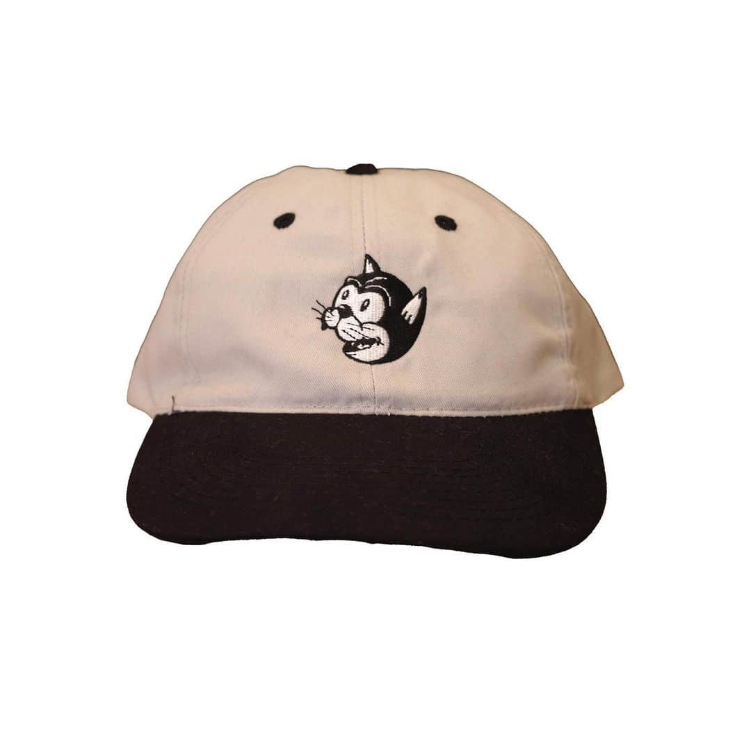 吉木諒祐のインスタグラム：「@debaser_store  10/23(Sun) 21:00- on sale.  debaser Souvenir 2Tone Cap  Size: One Size  2Tone配色の６Panel Capです。  キャップを作りたかったのですが、なかなかコレだ！というボディが見つからず泣く泣く諦めておりましたところ、ようやくナイスなボディが見つかったので思い切って作りました。  フロントにはdebaserのロゴでもあるMETZのヘイデン・メンジーズ (@hayden_menzies )による描き下ろしのイラストの猫を、 バックにはよく海外のお土産物にあるような感じ(都市名とか入ってるやつ)を表現した手描きのフォントでDEBASERを刺繍しました。」