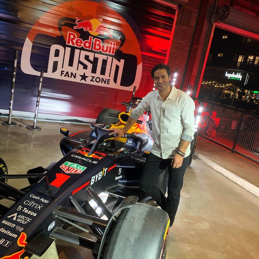 アンドリュー・ポジェのインスタグラム：「Getting in the zone for @f1 @cota_official 🏁  Cheers to @vossworld for the invite!」