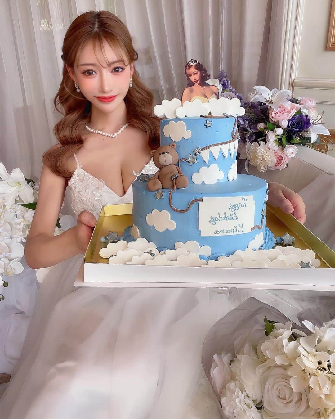 明日花キララさんのインスタグラム写真 - (明日花キララInstagram)「【ケーキのまとめ🎂🤍】 今年もたくさんの可愛い可愛いケーキを ありがとうございます🥹 素敵な方々に囲まれてこんなにお祝いしていただけて 凄く幸せだ👸🏼 今日はBirthday Partyなの☁️☁️ とてもたのしみ🥂」10月22日 12時28分 - asukakiraran