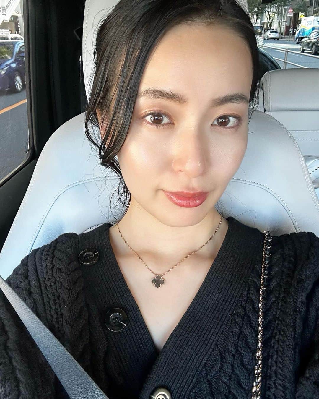 岩間恵さんのインスタグラム写真 - (岩間恵Instagram)「この季節が本当に好き！ 秋晴れの日は無条件で良い日になる🌞🌾  昨日載せたストーリーにたくさん反応あったから また載せるけど、このニットはセットアップだよ🖤 @plst_official   いま私が作ろうとしているブランドにも 可愛いニットがあるから楽しみにしていてください...！ 先日のノベルティアンケートも、たくさんの方が 答えてくださりとても参考になりました✨ ありがとうございました🙇‍♀️  ではでは良い週末を🤍  #秋晴れ最高 #plstコーデ #ニットの季節」10月22日 12時32分 - iwamame