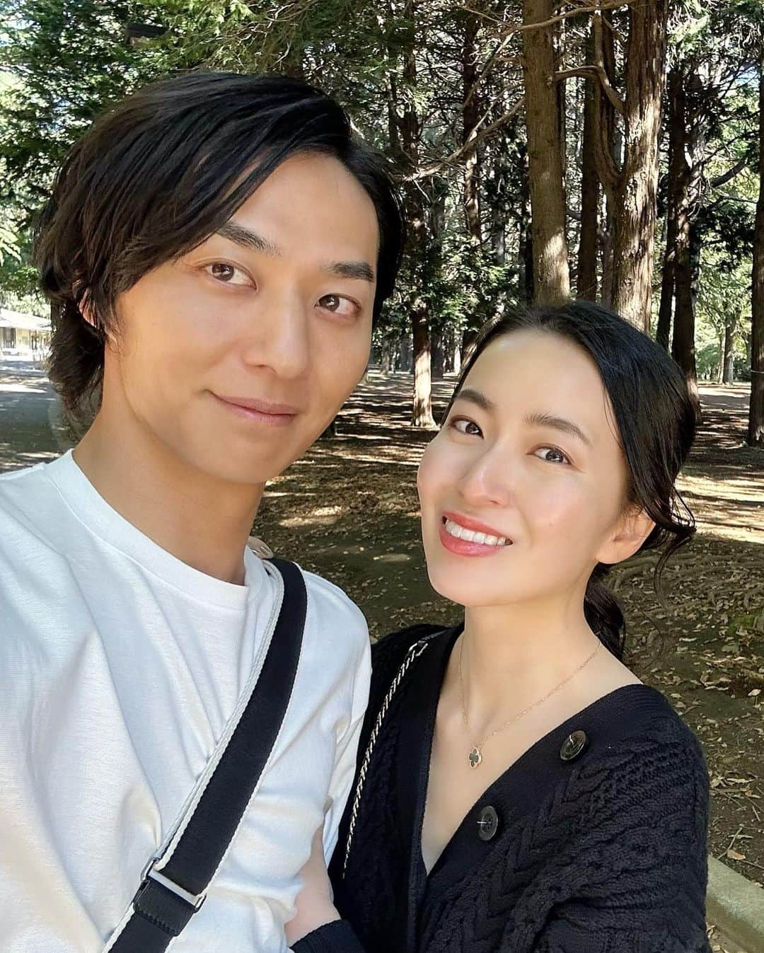 岩間恵さんのインスタグラム写真 - (岩間恵Instagram)「この季節が本当に好き！ 秋晴れの日は無条件で良い日になる🌞🌾  昨日載せたストーリーにたくさん反応あったから また載せるけど、このニットはセットアップだよ🖤 @plst_official   いま私が作ろうとしているブランドにも 可愛いニットがあるから楽しみにしていてください...！ 先日のノベルティアンケートも、たくさんの方が 答えてくださりとても参考になりました✨ ありがとうございました🙇‍♀️  ではでは良い週末を🤍  #秋晴れ最高 #plstコーデ #ニットの季節」10月22日 12時32分 - iwamame