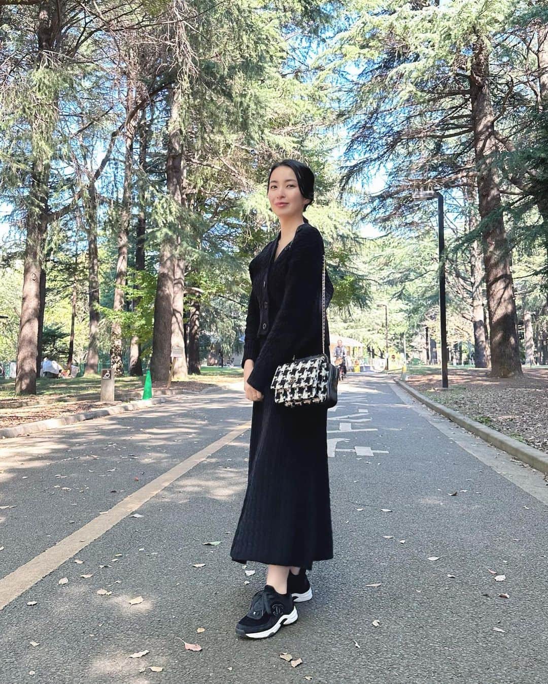 岩間恵さんのインスタグラム写真 - (岩間恵Instagram)「この季節が本当に好き！ 秋晴れの日は無条件で良い日になる🌞🌾  昨日載せたストーリーにたくさん反応あったから また載せるけど、このニットはセットアップだよ🖤 @plst_official   いま私が作ろうとしているブランドにも 可愛いニットがあるから楽しみにしていてください...！ 先日のノベルティアンケートも、たくさんの方が 答えてくださりとても参考になりました✨ ありがとうございました🙇‍♀️  ではでは良い週末を🤍  #秋晴れ最高 #plstコーデ #ニットの季節」10月22日 12時32分 - iwamame