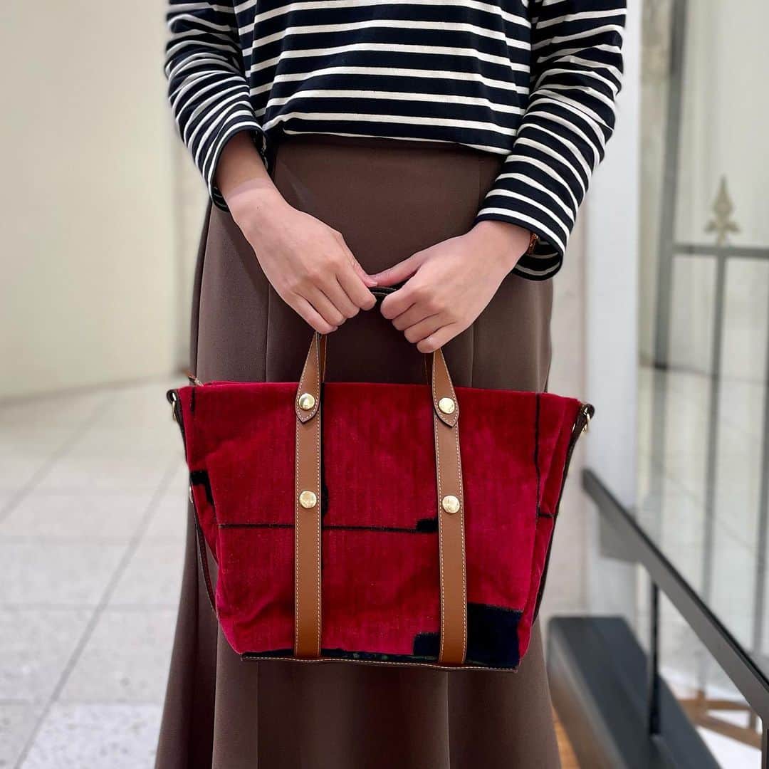 ROBERTA本店のインスタグラム：「. 肌寒い日はコーディネートに 温かみを感じさせるバッグをプラスすると オシャレさがアップします☺️💡 ⁡ 今回は行楽シーズンにもピッタリの 『モンティ』をピックアップ❤️ ⁡ モンティで使用しているヴィンテージベルベットは 1950年代にイタリアで作られた、 現在では制作ができない貴重な素材です🇮🇹✨ ⁡ だまし絵のようなデザインが エレガントかつユーモアを感じさせる 特別な一点もののバッグです🌿 ⁡ レザーのベルト部分は取り外し可能なので バッグ本体とベルトの組み合わせを考えるのも とっても楽しいですよ😆！ ⁡ 🌟swipe1,2 モンティ・ベルベット(本体) 19,000円(税込20,900円) ⁡ モンティ用レザーパーツ/ブラウン 24,000円(税込26,400円) ⁡ 🌟swipe3,4 モンティ・ベルベット(本体) 19,000円(税込20,900円) ⁡ モンティ用レザーパーツ/ホワイト 24,000円(税込26,400円) ⁡ ※1:  本体とレザーパーツは別売りです。 ※2:  ベルベットのアイテムは１点ものですので都度展開が異なります。ご了承下さいませ。 ⁡ オンラインショップでも販売中👏 プロフィールよりご覧いただけます🔍 https://robertadicamerino.jp ⁡ #ロベルタ #ロベルタディカメリーノ #牛革#革財布#カウレザー #ヴィンテージベルベット #アタオランド#神戸#神戸国際会館 #ギフト#スタジオアタオ」