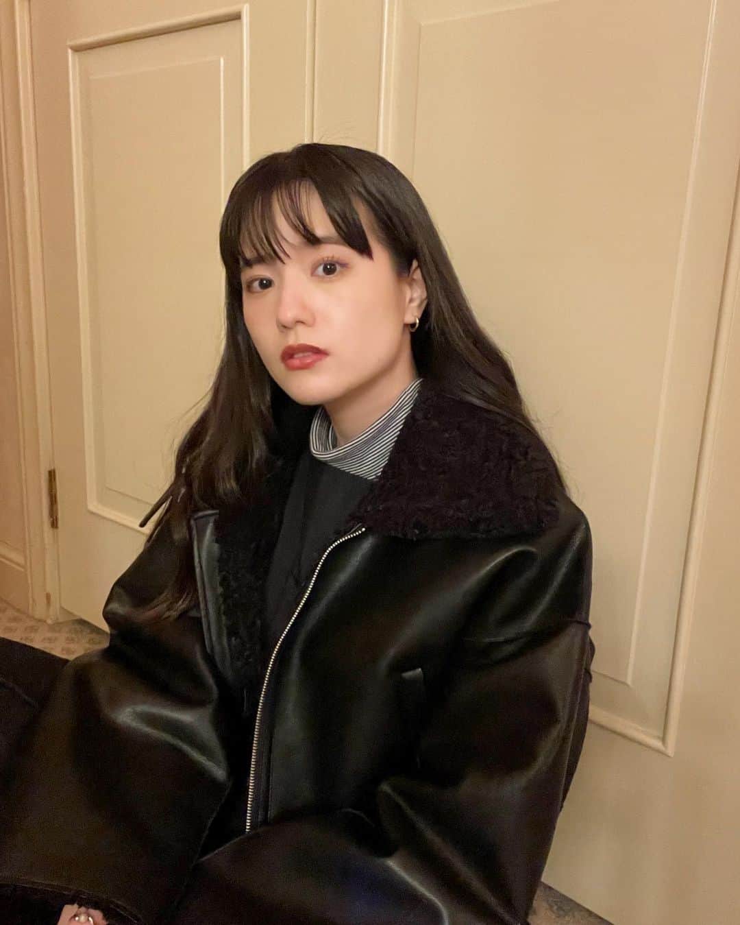 みこのインスタグラム：「ストーリーズにたくさん質問dmがきたこのアウターは @jouetie_official さんから贈っていただいた、今季新作でした。🖤  この間寒すぎて早速着ちゃいました☃️  襟を立てると首もあったかくて、なによりすこしショート丈だからスタイルアップできて素敵だった🥰  袖は長めで、そのまま着てもシルエットが綺麗だし、折り返してもボアがアクセントになってかわよかったです〜。  今年のブラックみこコーデに活躍させます！✊❤️‍🔥  #jouetie #jouetie_ootd」
