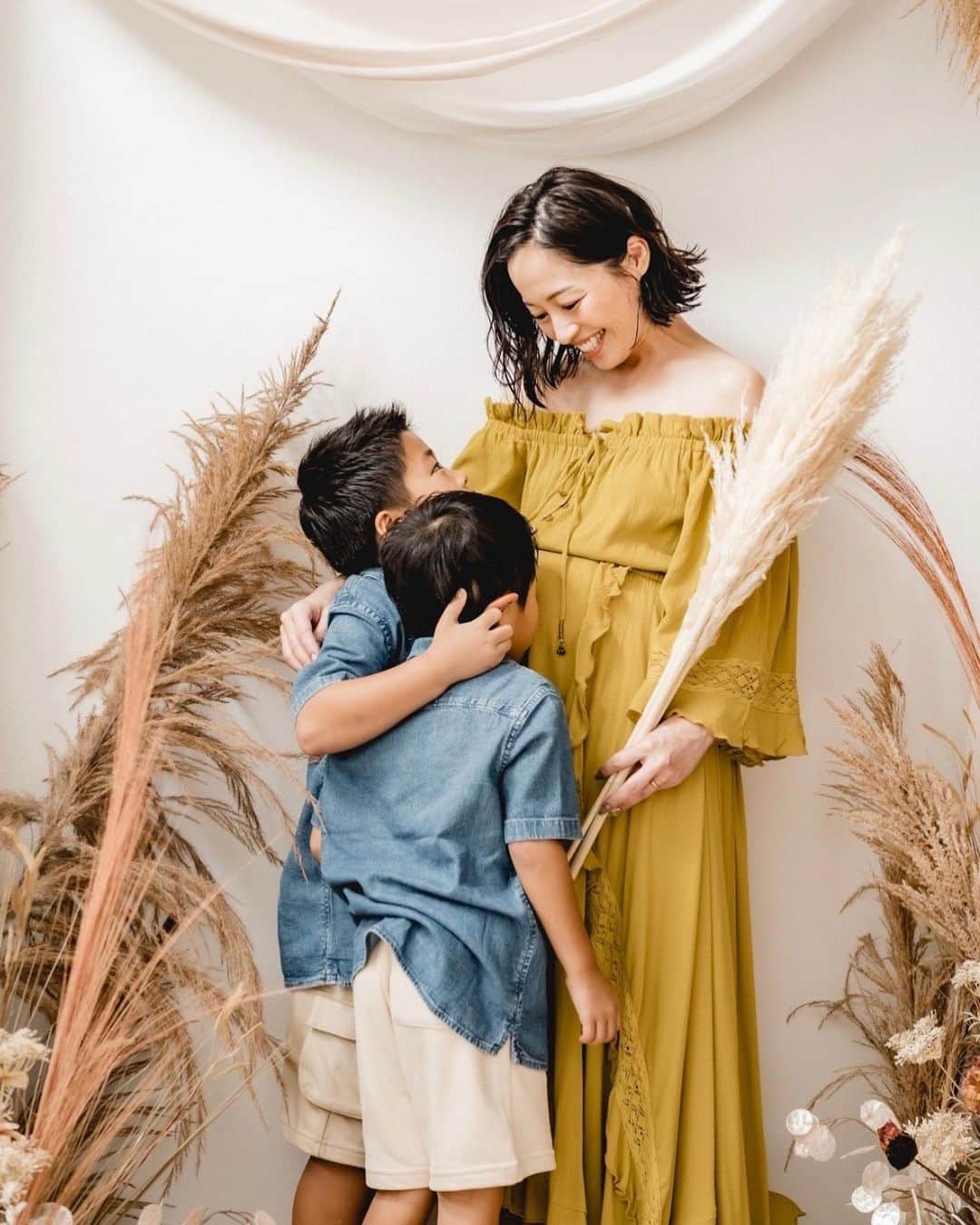 小森純のインスタグラム：「39w 6d👶予定日前日。 前駆陣痛がずっと続いています。 本陣痛に繋がらず中々のお痛みでございます😖 ・ 振り返ると、よくここまで無事に来たなって思う。。 ・ 妊婦記録として残したいのでご興味のある方は読んでください★ ・ 大学病院に通いながらの妊活で、今回の妊娠が分かったのが1月下旬だったかな？ ホルモンの再検査があったんだけど、月経がなくて、ここで妊娠疑惑が浮上しました。。 （病院で妊活だった事もあり発覚がかなり早かったです） ・ そこからが大変でして、何度も何度も検査があり、 赤ちゃんの袋が見えたのが2月21日、 新たな妊娠確定をもらえたのが2月25日。 心拍確認が3月7日。 いつもドキドキしながら、 いつも泣きながら検査していた頃。 ・ 以前さらっと書いた体の事情っていうのがあって、少しナイーブなんで文面だとニュアンス伝わらないかな？って事で機会があればYouTubeで話そうかな？？って思ってます。。 ・ そんなこんなで、中期には切迫流産でお仕事休んだり、後期はコロナで陽性になったり、低置胎盤が中々戻らなかったり、逆子も中々戻らなかったり、、 私は不安だけが増す日々の中、三男君はすくすくと育ちました。 1日1日が不安の妊婦ライフもいよいよ終わりを迎えます。 ・ 早く生まれるかもねって言われていた恐怖心も、 35w入った辺りから、もう赤ちゃん下がってるね、って言われた時の不安とか、 胎動でお腹が痛いのも、 うつ伏せで寝れないのも、 前駆陣痛が辛いのも、 ソワソワする夜も、 きっと後数日？？ 1日でもはやく抱きしめてあげたい気持ちや、 1日でも早くパパや、息子達に合わせたい気持ちが募っておりますが、 彼のペースを待ちたいと思います。 ・ 自然分娩なので陣痛はすこぶるフルボッコで痛いのはわかっていますが、常に彼が出てくるサポートが出来る様に私は頑張りたいです😊 ・ 昨日、私の父が名前の漢字を決めてくれました。 意味も字もすごく素敵です😊 オトン、ありがと☺️ すごく嬉しい。 ・ ・ #10月23日予定日#39w6d#いよいよ出産#無事に出産できますように🙏」