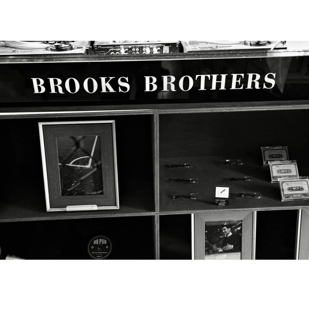 アン・ジェヒョンのインスタグラム：「👏🏻  #AD  브룩스브라더스의 뿌리 깊은 아이덴티티에  이스트로그의 위트를 더한 콜라보레이션. 팝업 스토어 'BB Pub' 🙌🏻  #Brooksbrothers #eastlogue」