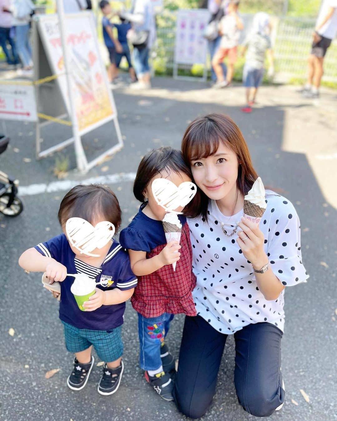 小林真由のインスタグラム：「こどもの国🎪 子供達がはまって連日遊び尽くしました♥︎ここは楽しい〜〜 ⁡ 1日目は遊具と110m滑り台、じゃぶじゃぶ池で長いこと時間を過ごして、翌日は乗馬と牧場と乗り物コーナー、まだまだ時間が足りなかった..🥹 ⁡ ⁡私としては中華街に行ったり、もう少し横浜巡りしたかったけど♡おすすめです！ ⁡ ⁡ ⁡じゃぶじゃぶ池で洋服を濡らして2日目は弟のズボンで過ごした娘。こう見ると大きくなったんだなぁと、でもお尻のサイズは変わらなくてよかった🫶🏻 翌日の着替えをワンピースしか持ってきてないなんてそこが1番の問題...😅 #ファッション #コーデ #ママコーデ #女の子ママ #男の子ママ #ママライフ #コーディネート #３歳 #２歳 #ベビー #二人育児 #横浜 #こどもの国」