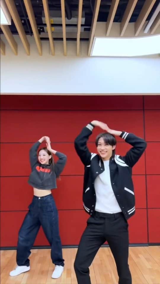 フェリックスのインスタグラム：「nayeon and felix case143 challenge, so cute 😭 #STRAYKIDS #felix」