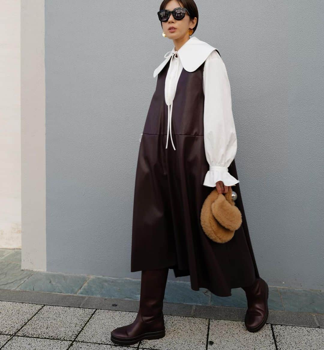 正中雅子のインスタグラム：「eco leather jumper skirt🌰  ブラウンのようなバーガンディなような絶妙なカラーで作ったジャンスカ☺︎大きくUネックにあけて、バックロングな裾に♡  ブラウスも襟と身頃を別の素材で作っていて、襟の方は付け襟の様なしっかりとした素材です！身頃はややシャカっとしたような生地です☺️  袖もアクセントになるので、ニットから襟や袖を出して着てもらうのがおすすめです！  10/25 tue 14:00 start-  #MACHATT #masaco服」