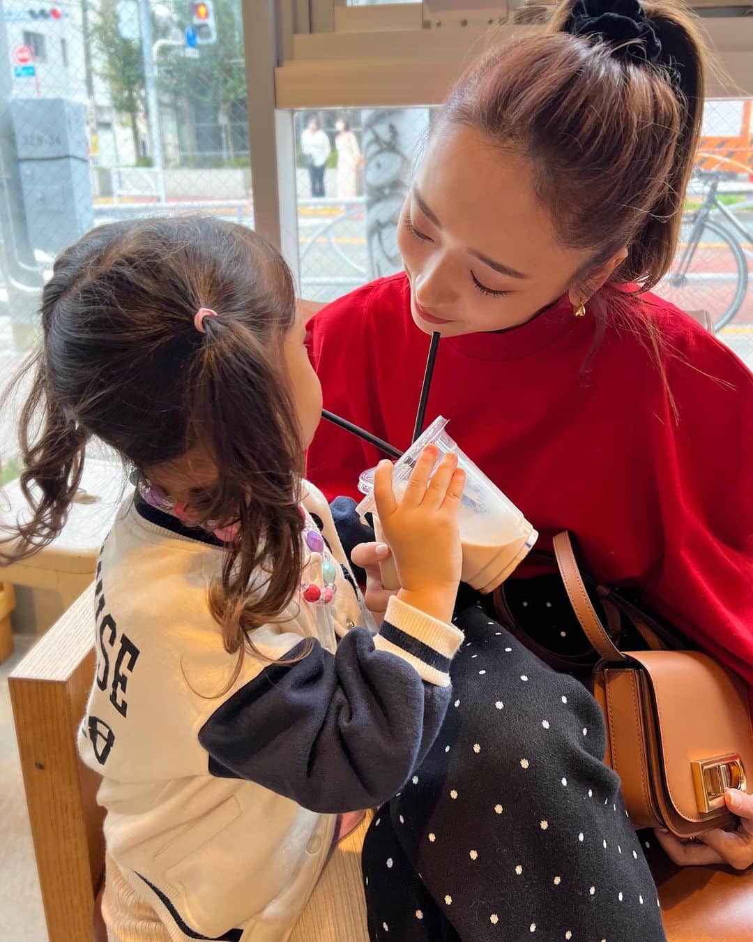 近藤千尋のインスタグラム：「長女のお習い事待ち🥰💗笑 最近お友達が一緒に通い出したから 待ち時間もたのしい😇  元気が出る赤を着ました！笑 赤にキャメル、すき🫶🏻 @delvaux 👜  休みの日はポニーテールが楽ちんです！！ 次女は相変わらずの激しさですが お茶☕️するのが少し楽になってきた😅笑 (前が大変過ぎたのもあります。笑) ココア飲んでおります🤍  遅めのお昼寝タイムに入ったので ママも一息、な今です☀️☺️  今日土曜日だねぇ、 みんななにしてる？😍  あ、今坂上通販出てます！📺🥰」