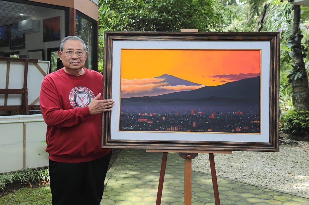 アニ・ユドヨノさんのインスタグラム写真 - (アニ・ユドヨノInstagram)「Teman-teman, saya beserta keluarga pernah tinggal dan bekerja di kota Bandung.   Sembilan tahun bertugas di Batalyon Infanteri Lintas Udara 330 yang berdomisili di Dayeuhkolot dan Baleendah, sebagai prajurit Para Raider.   Tiga tahun tinggal di Cimahi dan bertugas di Pusat Kesenjataan Infanteri sebagai Instruktur. Kemudian 3 tahun tinggal di kota Bandung dan bertugas di Seskoad sebagai Dosen.  Bersama istri tercinta Ani Yudhoyono (almarhumah) dan kedua anak saya yang keduanya bersekolah di Bandung tentu banyak suka duka dan kenangan indah saya selama berada di kota kembang tersebut.   Lukisan yang saya buat beberapa hari lalu ini, yang saya beri judul “Senja Indah di Kota Bandung” adalah untuk mengekspresikan salah satu kenangan manis yang saya dan keluarga miliki.  Semoga teman-teman berkenan. *SBY*」10月22日 15時05分 - aniyudhoyono