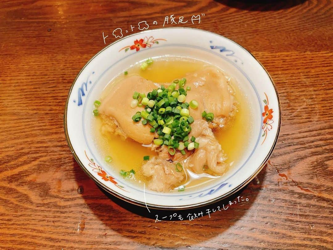 魚金さんのインスタグラム写真 - (魚金Instagram)「【試食会レポ📝】 @tominsakaba_uokin   11/7(月)リニューアルオープン📣 『都民酒場魚金-神保町』の試食会の様子をお届けっ\( ˆoˆ )/  どのメニューが商品化されるのでしょうかっ🤔 食べてみたいものあったら、コメント欄でぜひ教えてくださいー♥︎  ▶︎パリパリピーマン🫑 これは鉄板メニューですね♡ ただ、添えてある青唐辛子味噌が、ピリどころじゃない辛🔥笑  ▶︎とろっとろの豚足🐽 実は豚足得意じゃないんですが、これは食べれた！！そしてスープ最高。 ここに麺入れて、最後ソーキそばにしたらもうたまらんやろな。。  ▶︎林SPFポークのハムカツ 「サクッ」とほぼ同時に「じゅわぁ〜」なのよ。うまい。 あと、こんなに分厚いのに重たくないのは、やっぱり林SPFポーク🐖  ▶︎麻薬玉子🥚 ネーミング。笑 食べるラー油のアクセントが絶妙でした。 やっぱり最強だよね。 これと、豚足頼んで、更に追加麺できたらもうソーキそ…🍜  ▶︎水餃子のニラソース掛け🥟 これはぜひ、商品化してほしい逸品！ ぷりっぷりの水餃子に、ニラソースが相性抜群！  ▶︎トマトの西京味噌漬け🍅 味噌の甘みと、トマトの酸味がいい塩梅。いろいろ食べて、ちょっと一息つきたい時にピッタリ！  ▶︎鯛コチュ胡麻和え👑 はい、優勝。 鯛と春菊を甘辛いコチュジャンソースでしっかり和えてあって、食感・味わい・鼻に抜ける胡麻の香り、大好きです。 ワタシ、コレ、スキ。  ※ご覧の通り、全て個人の感想です。笑  さて、オープンまであと15日🥷🏼 準備も佳境です！！ 皆さんも、ご予約はお早めに！ ☎️070-3847-0375  【オープンキャンペーン】 全品290円📣📣📣(税抜) ドリンク、フードの390円メニュー対象🪙 ※当日仕入れの「今日のオススメ」は対象外です。  【営業時間】 16:00〜23:00(L.O. 22:00)  【定休日】 土・日・祝・年末年始  #魚金 #都民酒場魚金 #神保町グルメ #三田線グルメ #半蔵門線グルメ #東京グルメ #居酒屋グルメ #居酒屋デート #神保町デート #豆皿料理 #小皿料理 #日本酒で乾杯 #韓国グルメ #日本酒🍶 #オープン準備中 #uokin #tokyo #tokyoizakaya #tokyodinner #jinbocho #japaneseizakaya #tokyorestaurant #sake #japanesesake」10月22日 15時42分 - uokin_koho