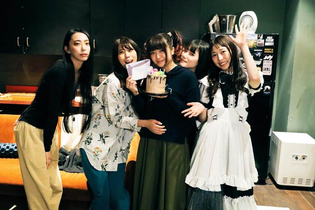 遠乃歌波さんのインスタグラム写真 - (遠乃歌波Instagram)「Dallas! Thank you!✨  KOBATO happy birthday💕🥂  #bandmaid #japaneserock #prs #prsguitar」10月22日 15時36分 - kanami_bandmaid