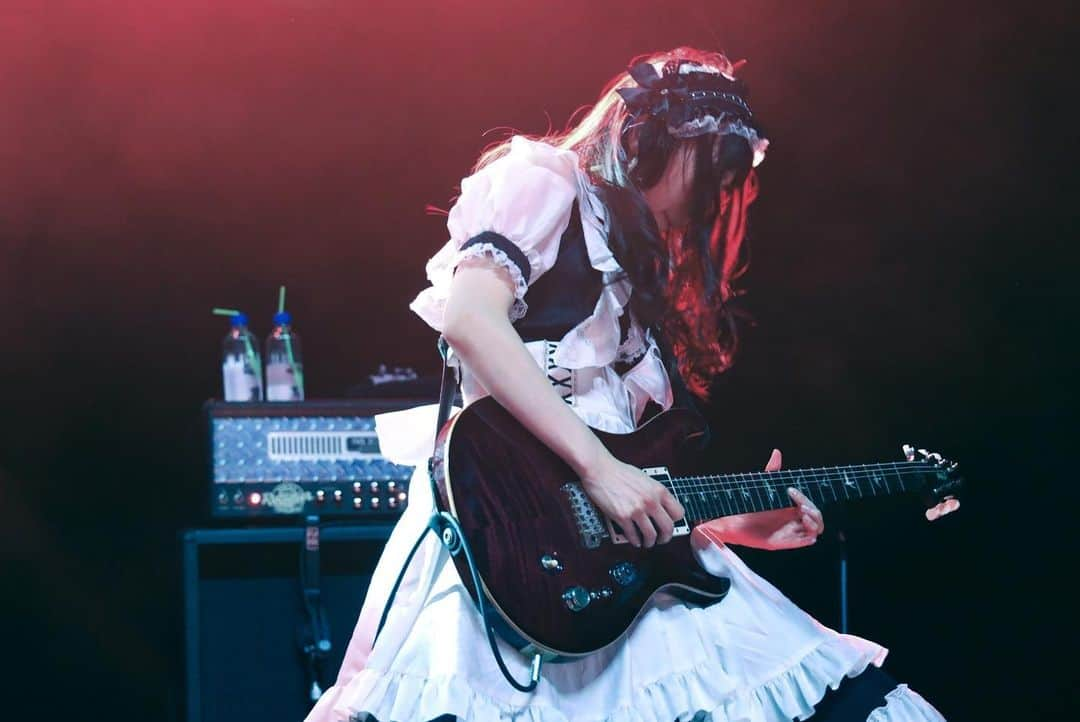 遠乃歌波さんのインスタグラム写真 - (遠乃歌波Instagram)「Dallas! Thank you!✨  KOBATO happy birthday💕🥂  #bandmaid #japaneserock #prs #prsguitar」10月22日 15時36分 - kanami_bandmaid