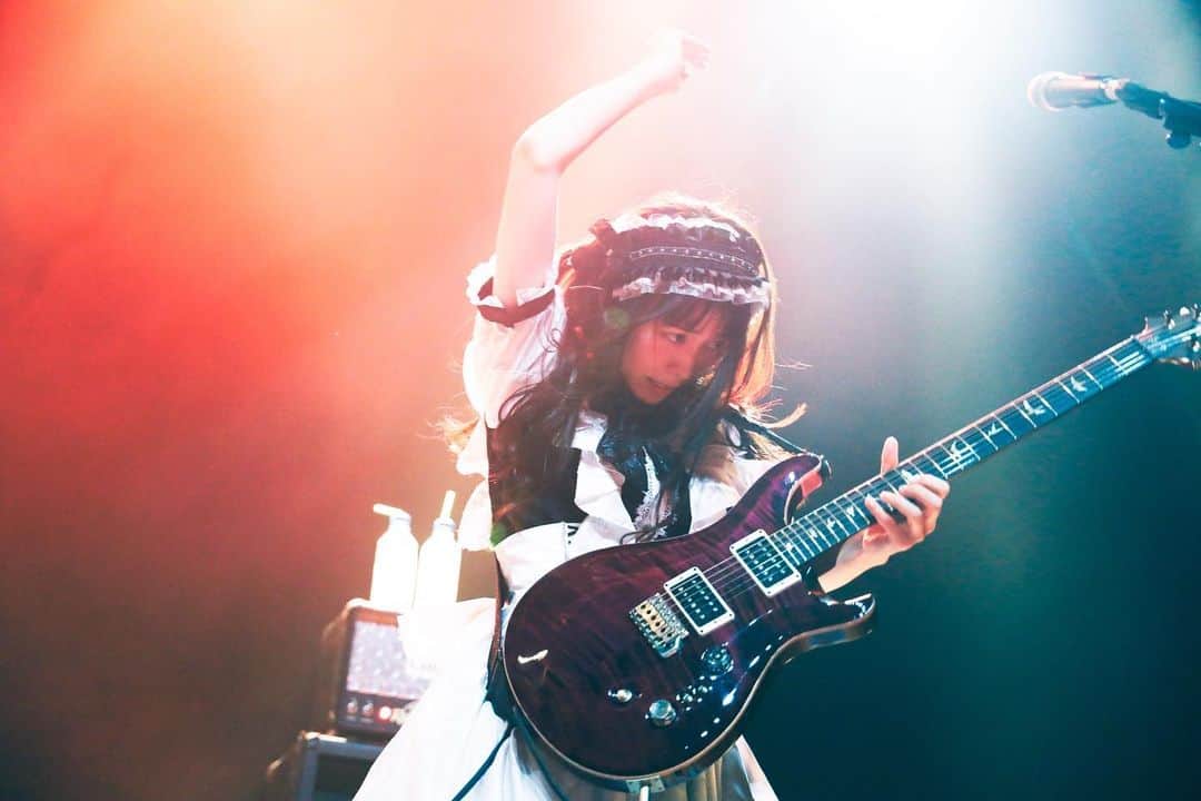 遠乃歌波のインスタグラム：「Dallas! Thank you!✨  KOBATO happy birthday💕🥂  #bandmaid #japaneserock #prs #prsguitar」