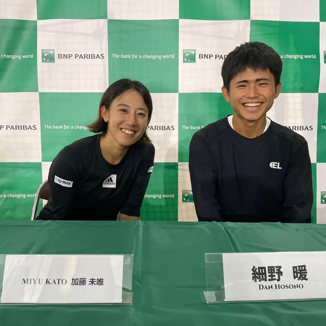 加藤未唯さんのインスタグラム写真 - (加藤未唯Instagram)「WJP Challenge Tennis🎾 引退前の添田さんと、 ジュニアの選手とミックスダブルスのエキシビジョンマッチでした🖤  添田さんとの試合はグランドスラムより緊張したというのは本当で、 (見ての通りひきつり笑顔) プロになりたての時から憧れていた選手と試合が出来るって思ったら、試合前の5分アップから震えそうでした🥶😅  それでも、笑顔がかいらしい暖くん🤭 と楽しいミックスが出来て良かったです🫰 #teamadidas #adidas  #エキシビジョン #添田豪 #加藤未唯」10月22日 15時36分 - miyukato1121