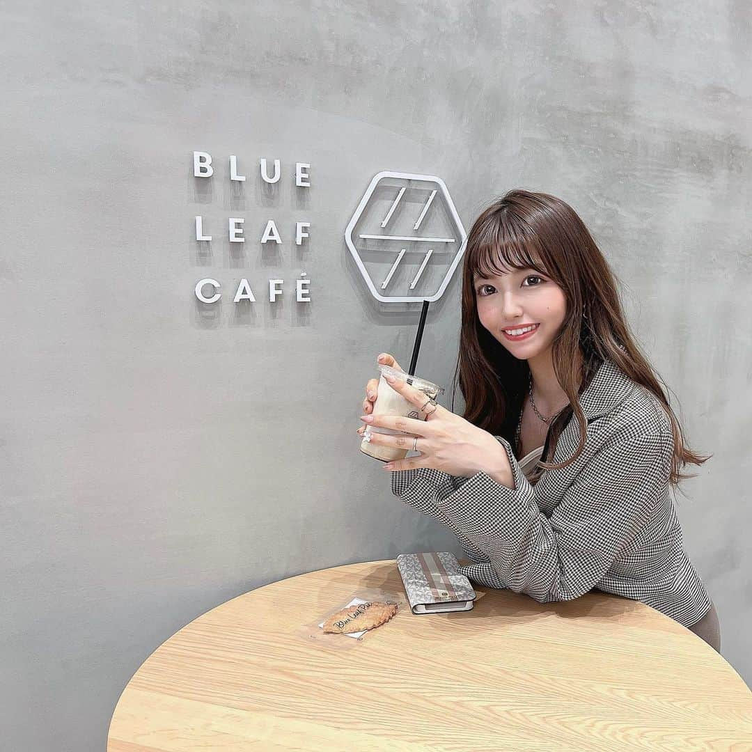 木村優凛のインスタグラム：「*** 《 BLUE LEAF CAFÉ 名古屋店》 * 📍名古屋/中村 (名古屋ゲートタワー2F) * 秋の新作メニューのレセプションに 参加させてもらったよ🥤´-  栗とほうじ茶のバナナスムージー  ほうじ茶の文字見て即決め🤭♡  栗とバナナの甘みがほうじ茶にすごく合ってて 秋を感じさせてくれるドリンクで とっても美味しかった⸝⸝⸝♡  ﹏﹏﹏﹏﹏﹏﹏﹏﹏﹏﹏  このカフェはKDDIさんが運営してるから カフェの隣にはauショップさんが併設されてるの📱✌🏻 ̖́- * カフェの待ち時間も隣のauショップさんで 最新機種の携帯覗いたりもできちゃう😳✧︎*。  スマホケースの種類も 豊富に取り揃えられててブランドのスマホケースも𖤐´- * 3枚目に載せたんだけどカフェには 充電スペースもあって友達や仕事の待ち時間にも安心🫶🏻  📣そして10月31日までキャンペーン実施中!!  ▽この投稿をレジで見せると 2枚目に写ってる 人気のオリジナルリーフパイプレゼント🤍  さらに、  ▽ @blueleafcafe.nagoya さんを フォローするとお会計から50円引き!!  ﹏﹏﹏﹏﹏﹏﹏﹏﹏﹏﹏  この機会に 名古屋駅でふらっと立ち寄れるカフェを探してた方 ぜひ立ち寄ってみてね𓂃𓂂🍃 * * * #blueleafcafe #blueleafcafe名古屋 #ブルーリーフカフェ #ブルーリーフカフェ名古屋 #blueleafcafe秋メニュー #名古屋カフェ #au #austyle #kddi直営店 #austyle_tgm #auplus1collection #名古屋カフェ巡り #名古屋カフェ #名古屋 #栄カフェ #名古屋スイーツ #隠れ家カフェ #名古屋カフェ巡り #cafe #cafe巡り #カフェスタグラム #トワカフェ #癒しカフェ #カフェデート #フォトジェニック #スイーツ巡り #カフェ巡り #カフェ好き #カフェめぐり #女子旅 #女子会 #インスタ映え」