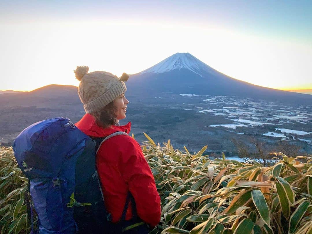 のインスタグラム：「今日も今日とて 再放送直前告知……！ ・ 自然の息遣いをそのまま美しい映像でお届けする「テントを背負って」シリーズ 富士山を堪能した回が今晩ご覧いただけます！ ・ 珍しいノーナレーションの番組です イヤホンなどで自然の音をじっくり楽しんでいただくのもオススメです ・ ・ テントを背負って「富士を見に行く」 NHK BS1 10月22日 午後10:00 ~ 午後10:30 ・ ・ こちらの番組はオンデマンドでも配信されています！ １番組〜簡単に購入出来ますのでよろしければそちらもご利用ください ・ リンクはストーリーズに貼っておきますね！ もしくはNHKオンデマンドのサイトで「テントを背負って」で検索していただければ見つかります ・ ・ 角度を変え時刻を変え 富士山をさまざまな角度から味わいました ぜひご覧ください ・ ・ ・ #🗻 #📺 #登山 #トレッキング #ハイキング #山旅 #テント泊 #富士山 #テントを背負って」
