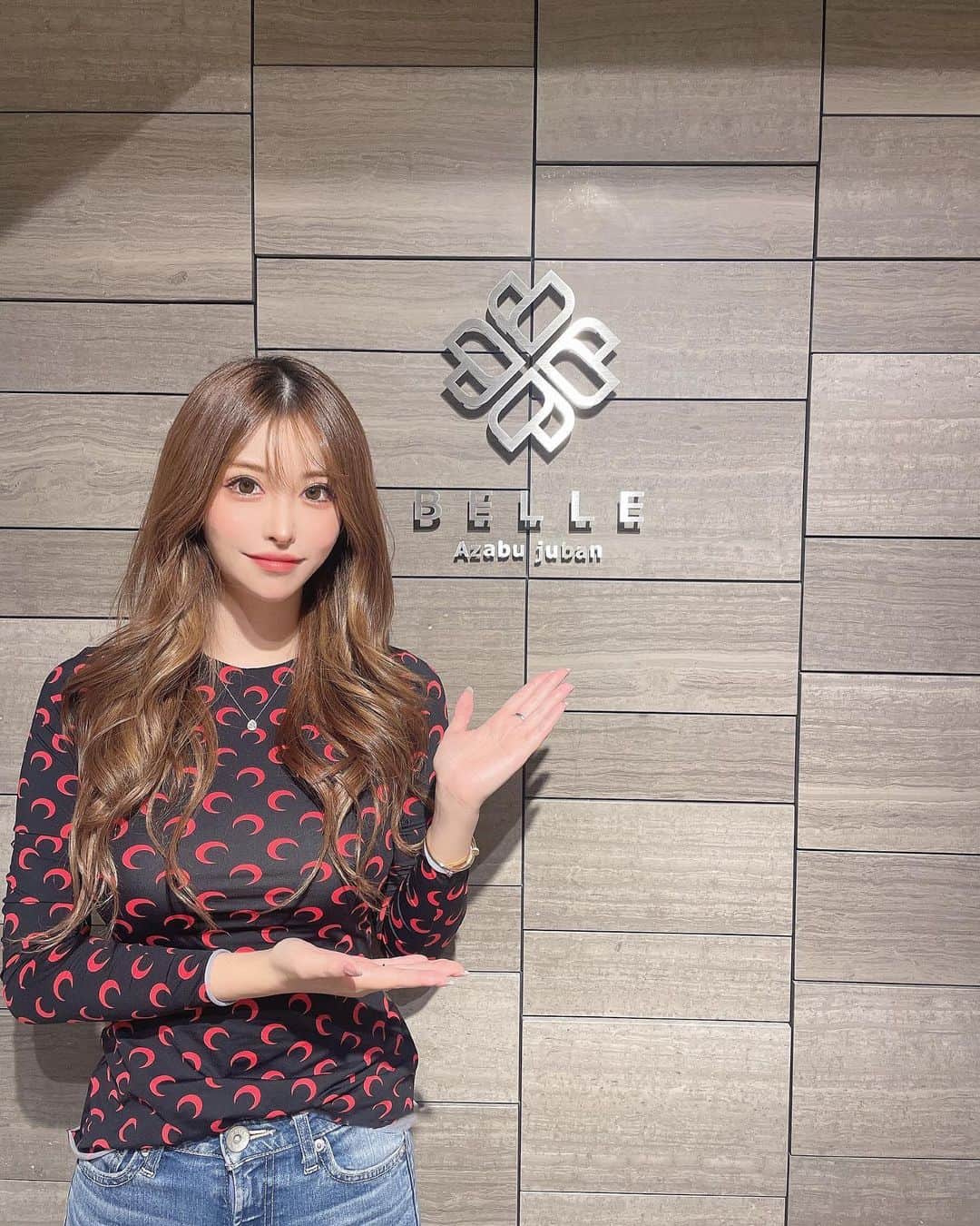 藤咲めいのインスタグラム：「先週はお肌のメンテナンスでBELLE麻布十番へ❣️ @belle.azabujuban   強力なエアーの力を使ってヒト幹細胞培養液を導入してもらったよ✨  風力が凄くてびっくりしたけど導入後のお肌のもっちり感がすごいの😳💕 まさかの風速1200kmもあるらしい🌬 朝起きた時の肌のハリ感と潤いがすごくて感動した〜😚  やっぱりお肌表面だけじゃなくて中からのケアが大事だと改めて実感！  ヒト幹細胞培養液はさぼりがちな細胞に働きかけてくれるから、 昔から肌荒れの時とかには必ず導入しているお気に入りの成分❤︎  肌のハリ感＋風力でリフトアップもしてて気分上がるよ🥺💖  #BELLE麻布十番 #ナノジェット #美容液導入 #ヒト幹細胞 #ピーリング #肌質改善 ＃エステサロン #東京」