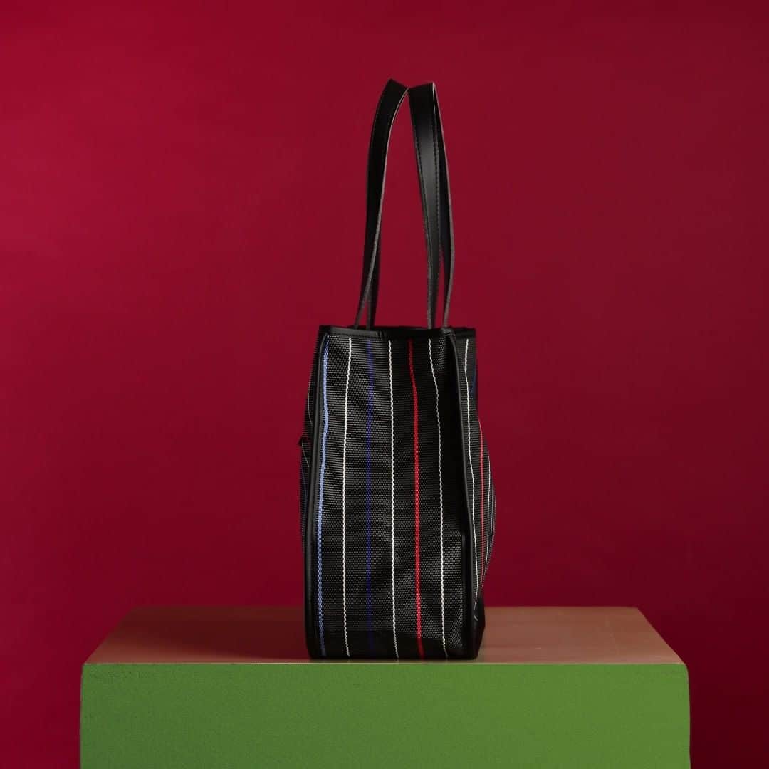 のインスタグラム：「DELUXE: THE NEW DESIGN  Nata per accompagnarti ogni giorno, Deluxe è la nuova borsa tote dal look sofisticato, con tanto spazio per contenere quello di cui hai bisogno con stile.  #brandinatheoriginal #madeinitaly #artigianatoitaliano #baglover #fallwinter22 #cattolica #riccione #rimini #cesenatico ##brandinatheoriginal #madeinitaly #artigianatoitaliano #baglover #fallwinter22 #cattolica #riccione #rimini #cesenatico ##Pesaro2024Pesaro2024」