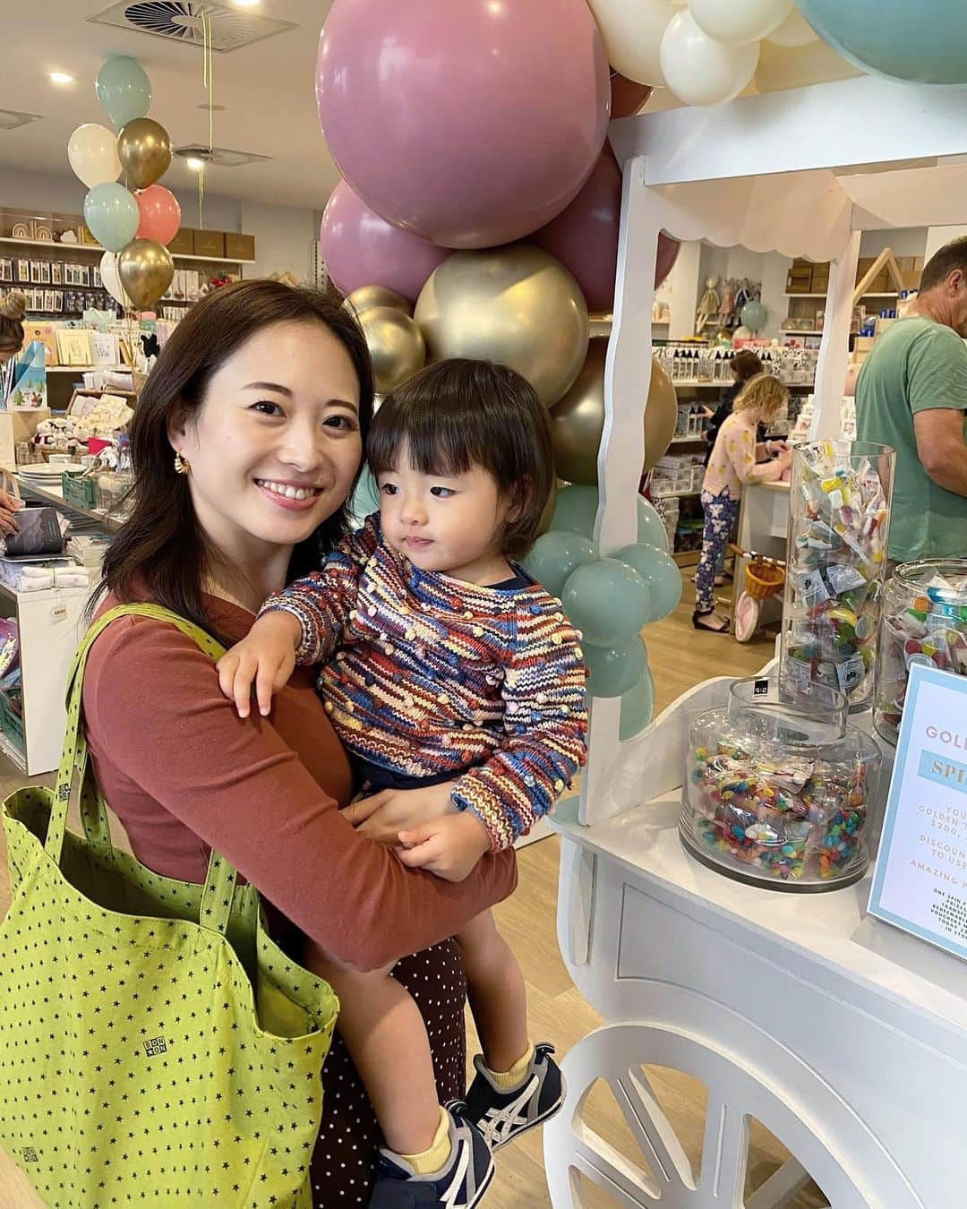 稀鳥まりやのインスタグラム：「・ Grand opening day🎉 The new @peppapenny store is absolutely amazing💓Congratulations!  大好きなお店Peppa Penny のオープニングにお邪魔しました✨ ベビー用品からオモチャ、可愛いお洋服などなど💓今日は息子が喜びそうなカーキャリアのオモチャをgetしました❣️」