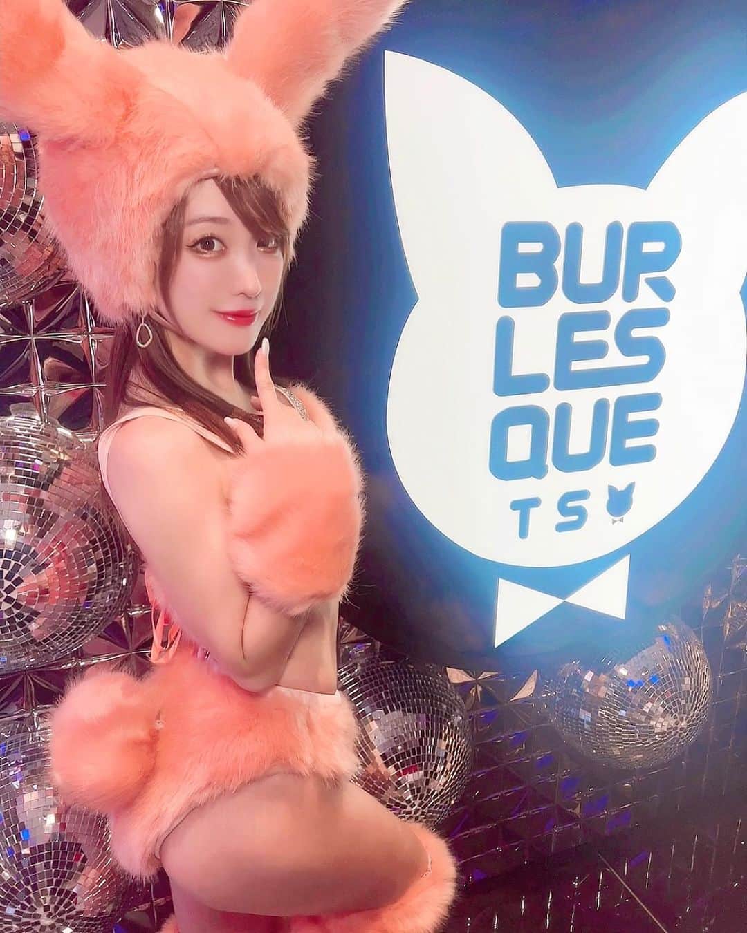 のインスタグラム：「🐰  10月20日(木) @burlesque_ts に出演しました💛  初めて立つステージと ショーガールとしてのダンスは 2年半ぶりだったのでドキドキ...  見に来てくれたみなさん、 遠隔で応援してくれたみなさん 心強かったです😭✨ ありがとうございました✨  TSの女の子たちやスタッフさんが みんな優しくサポートしてくれて なんとか無事終わりました❤️  バーレスク東京のメンバーも会えて 懐かしいし、落ち着く🐱❤️  最近は ダンスのお仕事から離れてましたが ステージで踊れるのが幸せです☺️✨  そして バーレスク東京の名古屋店 【 バーレスクTS 】ができて 地元がさらに盛り上がって 嬉しいです❤️  #burlesque#burlesquets#nagoya#sakae#dance#dancer#cosplay#ショークラブ#名古屋#栄#錦#バーレスク#バーレスクTS#名古屋#名古屋観光#名古屋旅行#名古屋インスタ映え#栄#錦#錦3#ダンス#ダンス動画#ダンサー#衣装#コスプレ#ショーガール#マテリアル」