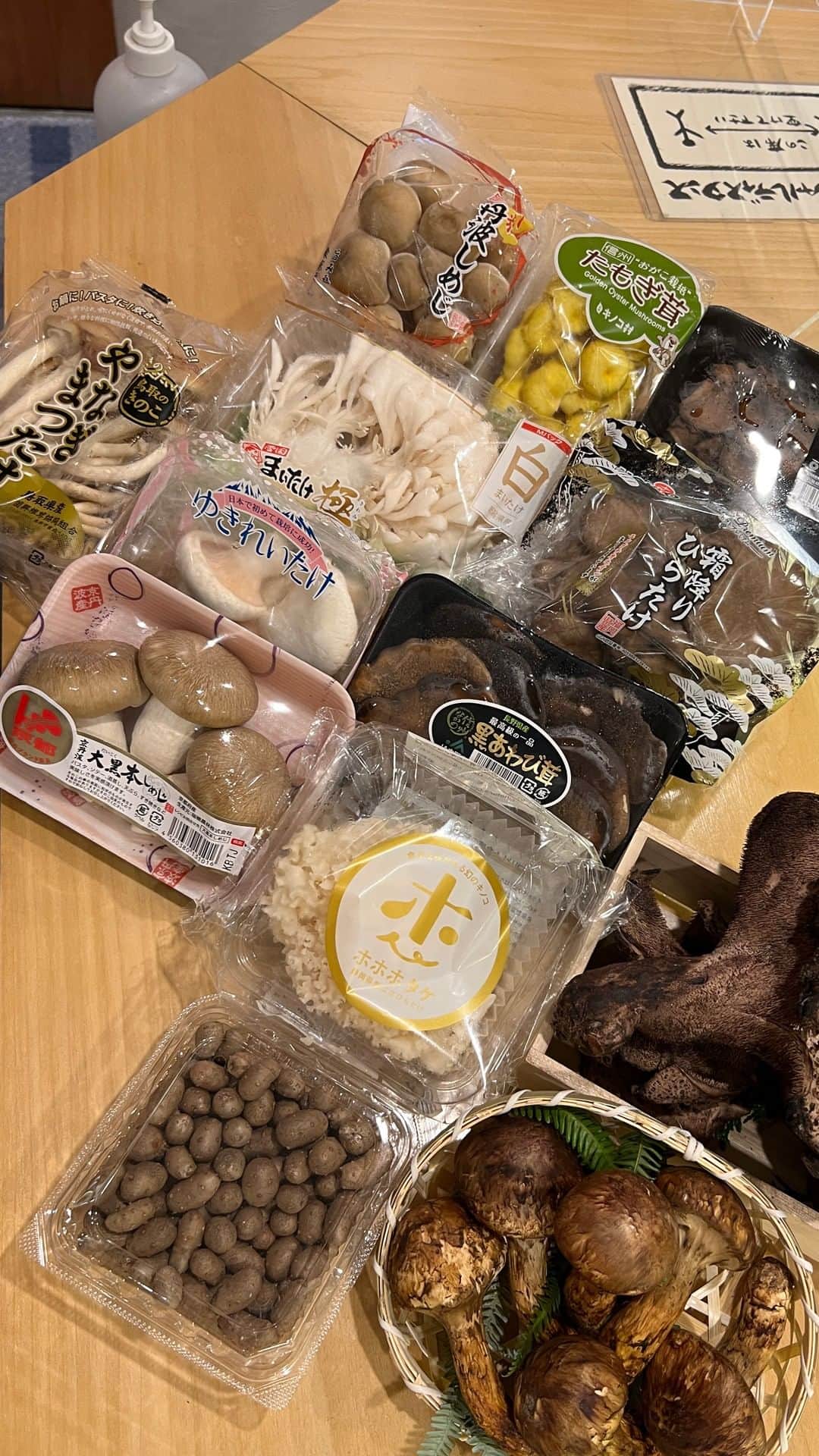 のインスタグラム：「『#やおや植木商店 』の旬の食材シリーズ！ 六本松にある『#蕎麦切りかんべえ 』でキノコづくしコースをいただいたよ。(2022.9.27) いろいろなキノコの香りや食感を楽しめるのは嬉しい。 なかなか経験できない贅沢なひとときでした。 食材は『やおや植木商店』の提供で、植木会長に動画(約14分)で解説していただきました。  詳細は「もっとデビログ」を見てください。 @devilog_official プロフィールからリンクしています。  #福岡グルメ #福岡ランチ #福岡ディナー #福岡食べ歩き #福岡インスタグルメ #福岡旅行 #福岡グルメ旅 #福岡そば #福岡蕎麦 #福岡キノコづくし」