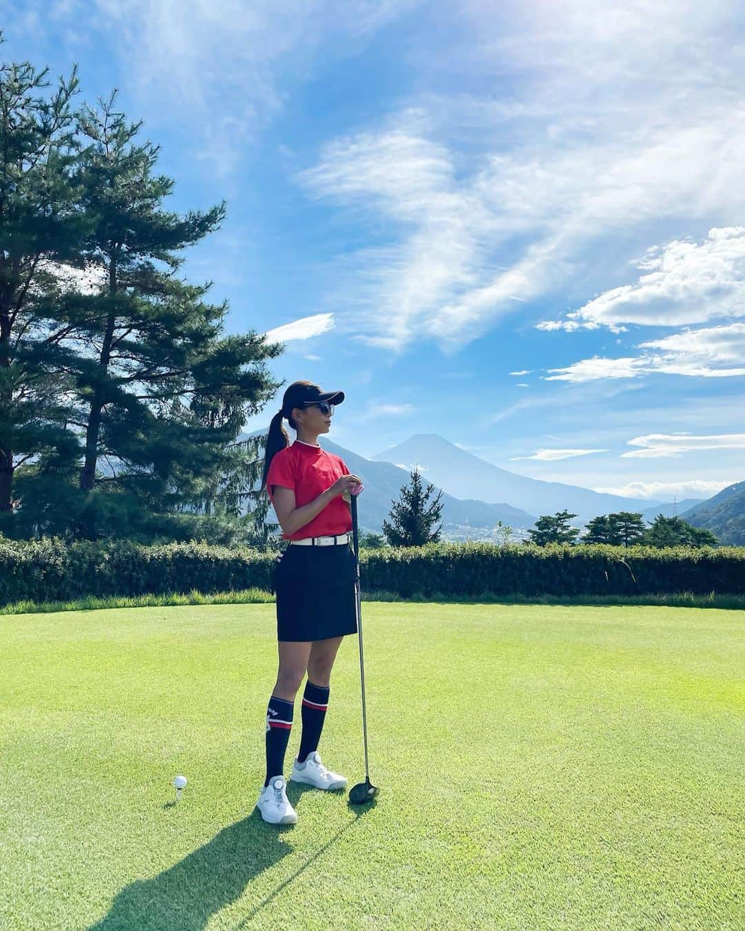 坪井ミサトのインスタグラム：「少し前の⛳️  富士山が見えるコースで 絶景ラウンドでした❤️‍🔥  アプローチの距離が合わず スコアは94🥹 パターも打ち切れなかった…🥲  練習します😅  wear: @callawaygolf_japan  @callawaygolf  @irishman.jp   #golf #golfgirl #ゴルフ #ゴルフ女子 #golfwear #富士山 #ゴルフウェア #ゴルフ大好き」