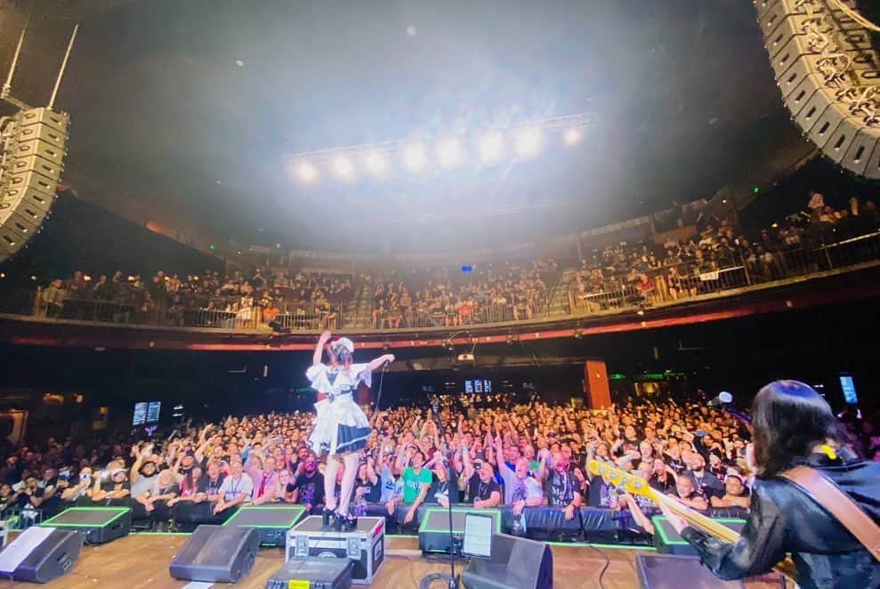 MISAのインスタグラム：「2022.10.21  kobato's birthday！ happy birthday MIKU!🍶  thanks,Dallas!  #Dallas #houseofblues  #bandmaid」