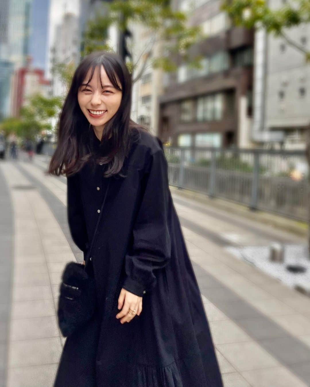 山本萩子のインスタグラム：「. 街中で撮影しながら歩いておりました☺️📷  今週もお疲れ様でした。よい週末を。  #しふく #まっくろ」