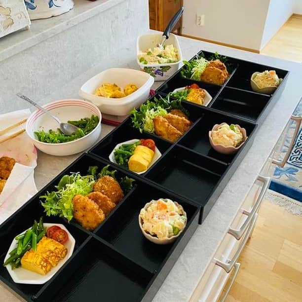 Rie's Healthy Bento from Osloさんのインスタグラム写真 - (Rie's Healthy Bento from OsloInstagram)「Still making #bento ! The first bento with the Japanese flag was for my daughter yesterday, also I had a bento party on Tuesday and made Shokado Bento. Enjoyed bento cooking as always. #obento #lunchbox #lunsj #お弁当 #弁当#お昼ごはん」10月22日 18時01分 - rieshealthycooking