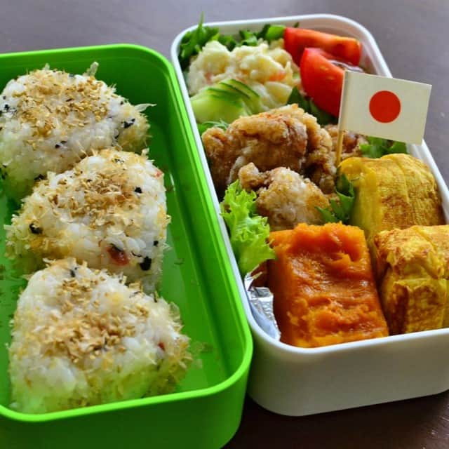 Rie's Healthy Bento from Osloのインスタグラム：「Still making #bento ! The first bento with the Japanese flag was for my daughter yesterday, also I had a bento party on Tuesday and made Shokado Bento. Enjoyed bento cooking as always. #obento #lunchbox #lunsj #お弁当 #弁当#お昼ごはん」