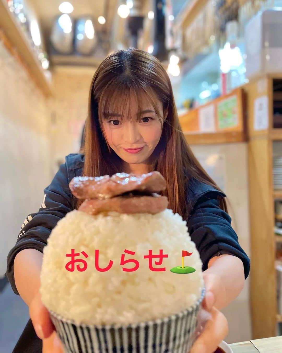 のインスタグラム：「としみんライバーになります🙋‍♀️  急遽 muchu LIVEというアプリで 週2.3回配信することになりました⛳️ ゴルフのイベントでゴルフ女子も いっぱいいます👍  アプリダウンロードして、見に来てね✨ インスタ LIVEよりは会話できると思います😊  ※こんなに食べません。  #muchulive #ゴルフ#ゴルフ女子」
