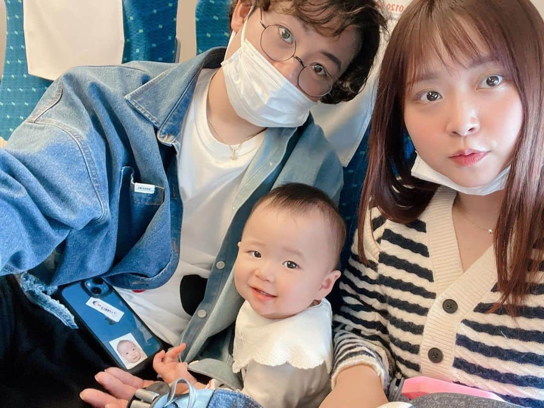 武田るいのインスタグラム：「新幹線デビュー🚅💨♡ お師匠はん、すくすく成長中👶🏻🍼 たまに手を離して立つようになったよ😂  #9ヶ月ベビー #女の子ベビー #生後9ヶ月 #family #biglove」