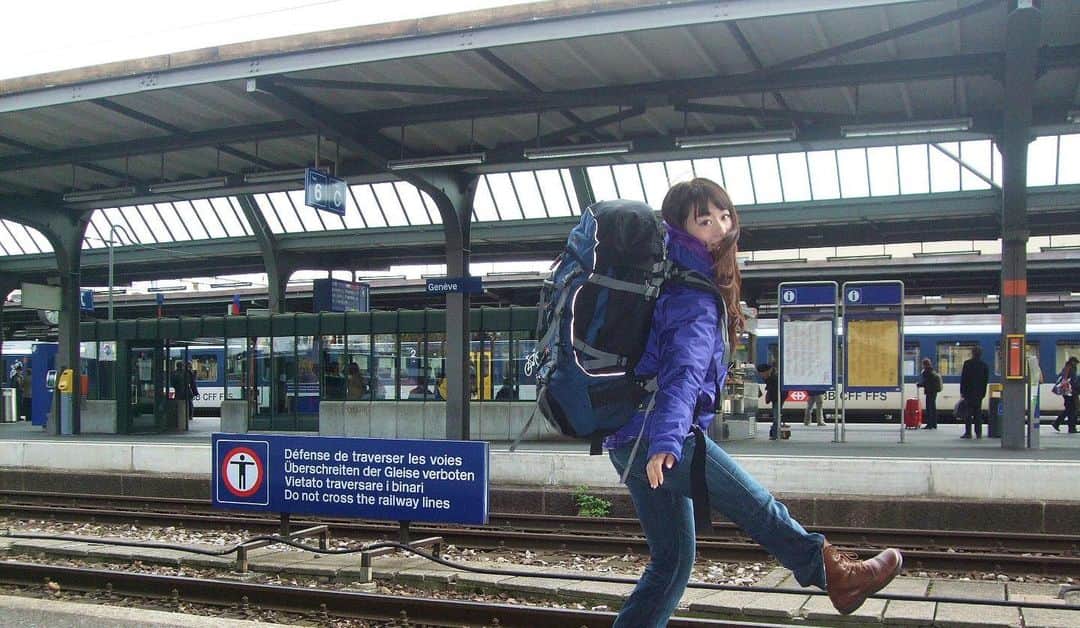 歩りえこさんのインスタグラム写真 - (歩りえこInstagram)「12年前、バックパックを背負って欧州鉄道旅してた時の写真。これはスイスのジュネーブ鉄道駅ホームにて🇨🇭  TV番組の資料で必要なのでパソコンから引っ張り出してきたところ。懐かしい〜♪  旅先の男性を目で惑わせる女バックパッカー、『メドゥーサ』というニックネームを付けられてましたw  【メドゥーサ=ギリシャ神話の怪物】私はそのニックネーム全然気に入ってなかった。。  10/21発売 『特選小説』インタビュー記事掲載 10/23 『ミモレ』インタビュー記事掲載 10/26  21時日テレ『上田と女が吠える夜』出演 ⁡ 🌸歩りえこ 1st写真集 スフィア amzn.to/3GvpPSv ⁡ 🌸【特典画像４３カット付き】歩りえこ１ｓｔ写真集デジタル完全版　スフィア Kindle版 amzn.to/3yytQ6n ⁡ お仕事や案件のお問い合わせ ↓ riekoayumi@gmail.com ※お名前、会社名、概要、電話番号お願い致します。 (メールはスタッフ返信/SNSのDM返信不可です) ⁡ ⁡ #歩りえこ #グラビア撮影 #グラビア自撮り部 #グラビア #熟女 #推しのいる生活 #推し #アラフォー  #熟女グラビア #彼女感 #インスタグラビア #グラビア好きと繋がりたい #グラビア好き #熟女モデル #熟女好き #熟女巨乳 #巨乳 #童顔巨乳 #モデル #モデル募集 #モデル撮影 #モデルハウス #夏 #夏服 #夏コーデ #水着 #水着コーデ」10月22日 18時20分 - riekoayumi