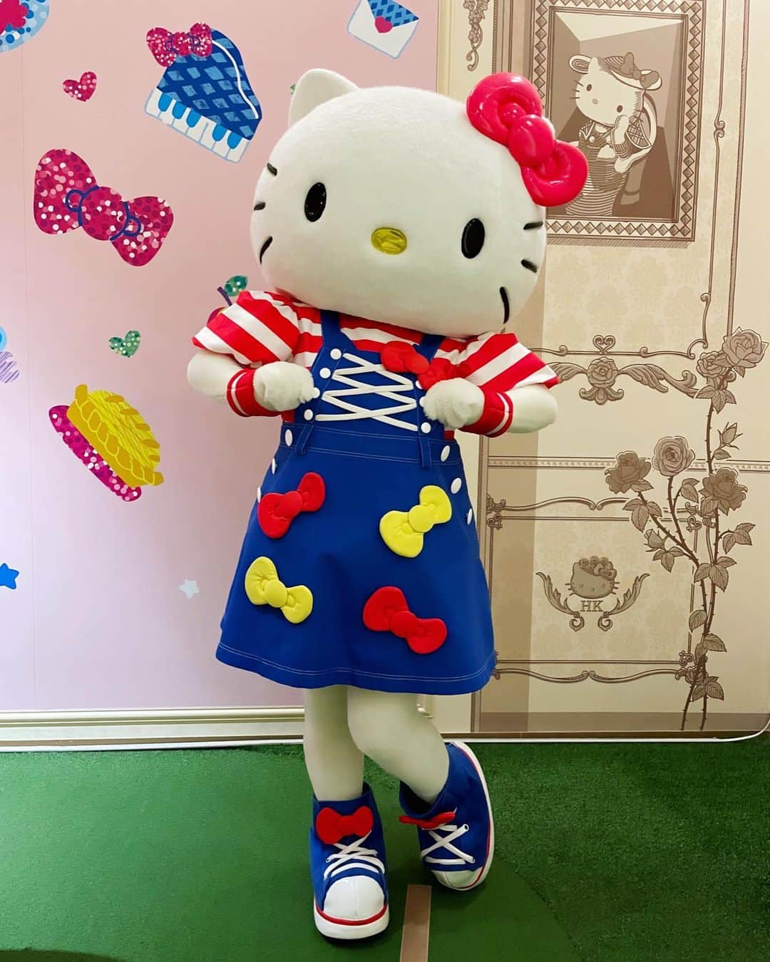 河村唯（うめ子）のインスタグラム：「「衣装kawaii💚」って言ったら 見せてくれるポーズ。😂😂😂  #sanrio #sanriopuroland #Hellokitty #kawaii #ピューロアンバサダー」