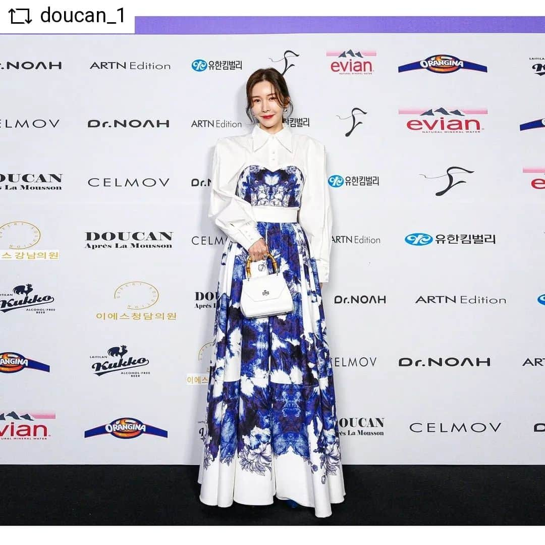 シン・ジュアさんのインスタグラム写真 - (シン・ジュアInstagram)「#REPOST @doucan_1 with @get__repos DOUCAN 2023SS Seoul Fashion Week  Creative Director : Choi chung-hoon @doucan_official . . 멀리서 와주신 신주아님 함께해주셔서 감사합니다. 늘 행복하세요^^  💋쇼 너무잘봤어용😍😍💋  #서울패션위크 #seoulfashionweek #sfw #sfw23ss #두칸 #doucan #최충훈 #두칸23ss #fashionshow  #ddp #seoul #korea #배우 #신주아」10月22日 18時35分 - shinjooah