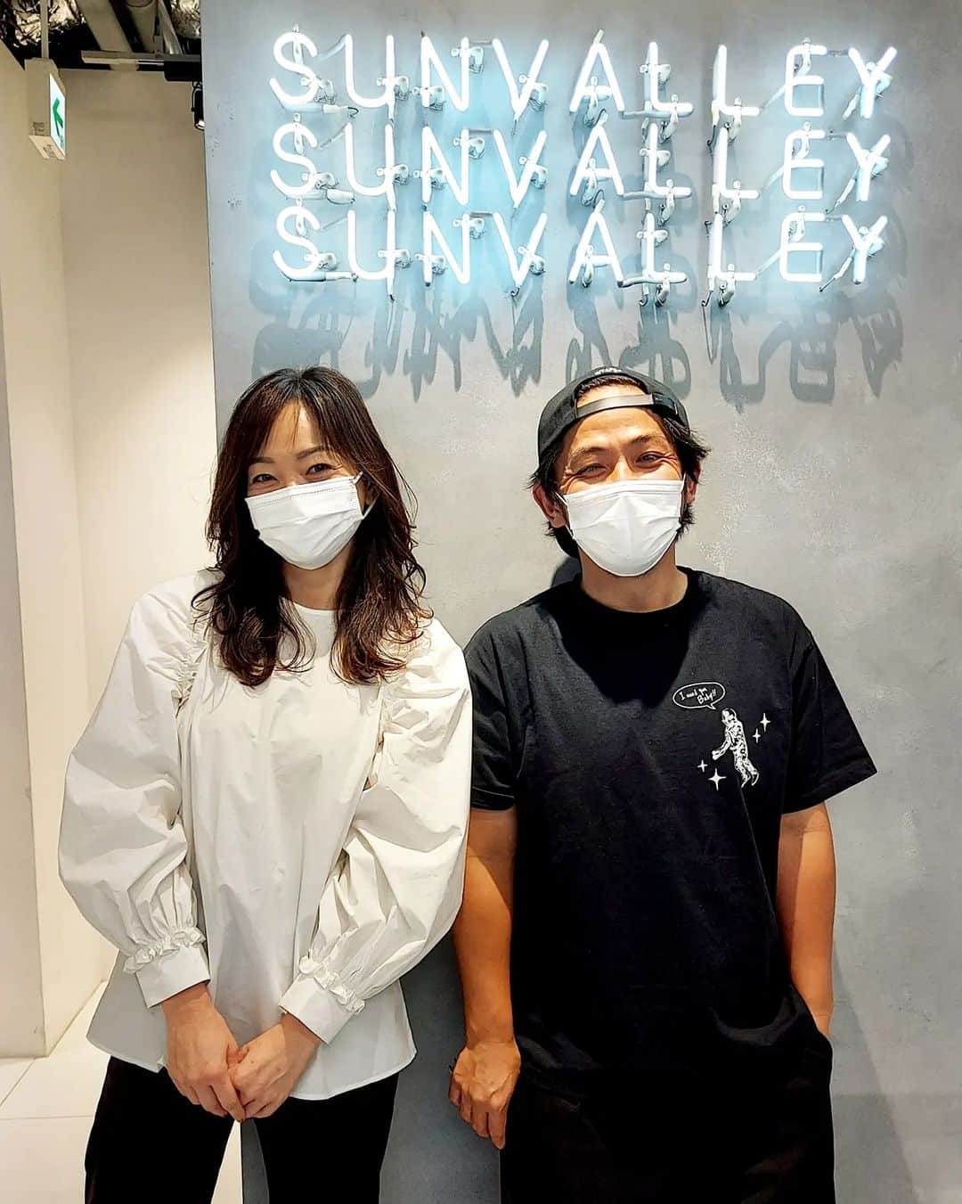 のインスタグラム：「SUNVALLEY でメンテナンス✂️  @_sunvalley_   @shibuken_sunvalley   毛先だけ巻いた時に、動きがでるこの感じが好き💇  しぶけん、ありがとー🙌  短くしようか？このくらいをキープするか？迷うな～。。。  肩の切り替えとカフスのフリフリが可愛いブラウスは、Newansとスタイリストの亀ちゃんコラボ『ネイビーママシリーズ』のブラウスです😊  @newans.official @kame_kyo  ネックレスは、@lifesmilemarche   #sunvalley  #サンバレー #表参道 #ヘアカット #ブラウス #newans  #ハッシュニュアンス #ネイビーママ #lifesmilemarche  #ママ #ママモデル #モデル #mama #mamamodel #model」