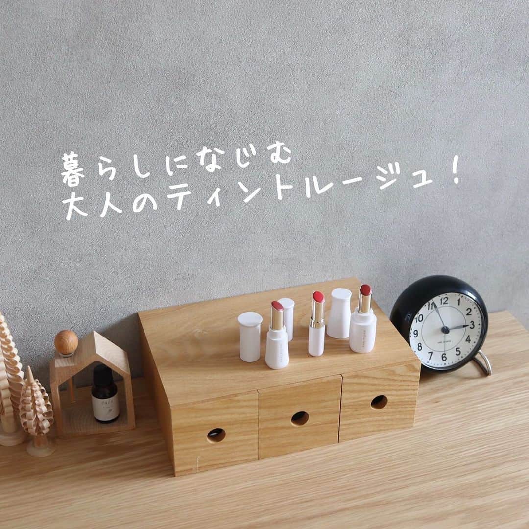 yuki のインスタグラム：「2022.10.22  インテリアにも唇にもなじむ 大人のためのティントルージュ 「メディア　リュクス　ティントルージュ」をお試しさせていただきました！  みなさんはティントルージュ、使ってますか？ 時間が経っても落ちにくいティントはマスク生活の今大人メイクにはすっかりかかせないものになりましたよね😊  カネボウさんのメディア　リュクス　ティントルージュは、唇のくすみが気になる私たち世代におすすめの優しい血色感とうるおいが続く新しいティントルージュです！  しっかり色づくのに透け感があって、顔色がいきいき元気に見えます～♡ 赤6色のラインアップでどれも使いやすい！  くすみをぱっと明るくする秘訣は「血色パール」が配合されているからだそうです🥰  あとこれすごい～！って思ったのが、ケースが３種類から選べるんです！  安定感があって塗りやすく置きやすいのがＬサイズ。  手に持った時に吸い付くようになじむのがMサイズ。  スリムでかるーく持ち運びしやすいのがSサイズになっています！  私は手にパッとなじむMサイズがお気に入り。 レフィルとケースが別売りになっているので、なくなった時もレフィルだけ購入すればケースは引き続き使えるのでとてもエコなアイテムにもなっています  しかもお値段も、レフィルが880円・ケースが660円ととっても買いやすい価格でした！（自分調べです）  10月22日から全国の大型スーパーやドラッグストアで購入できるそうなのでぜひパッと明るくなるカラーや使いやすいケースを手に取ってみて下さ～い！  #medialuxe #メディアリュクス#プチプラコスメ #ティント#promotion #pr」