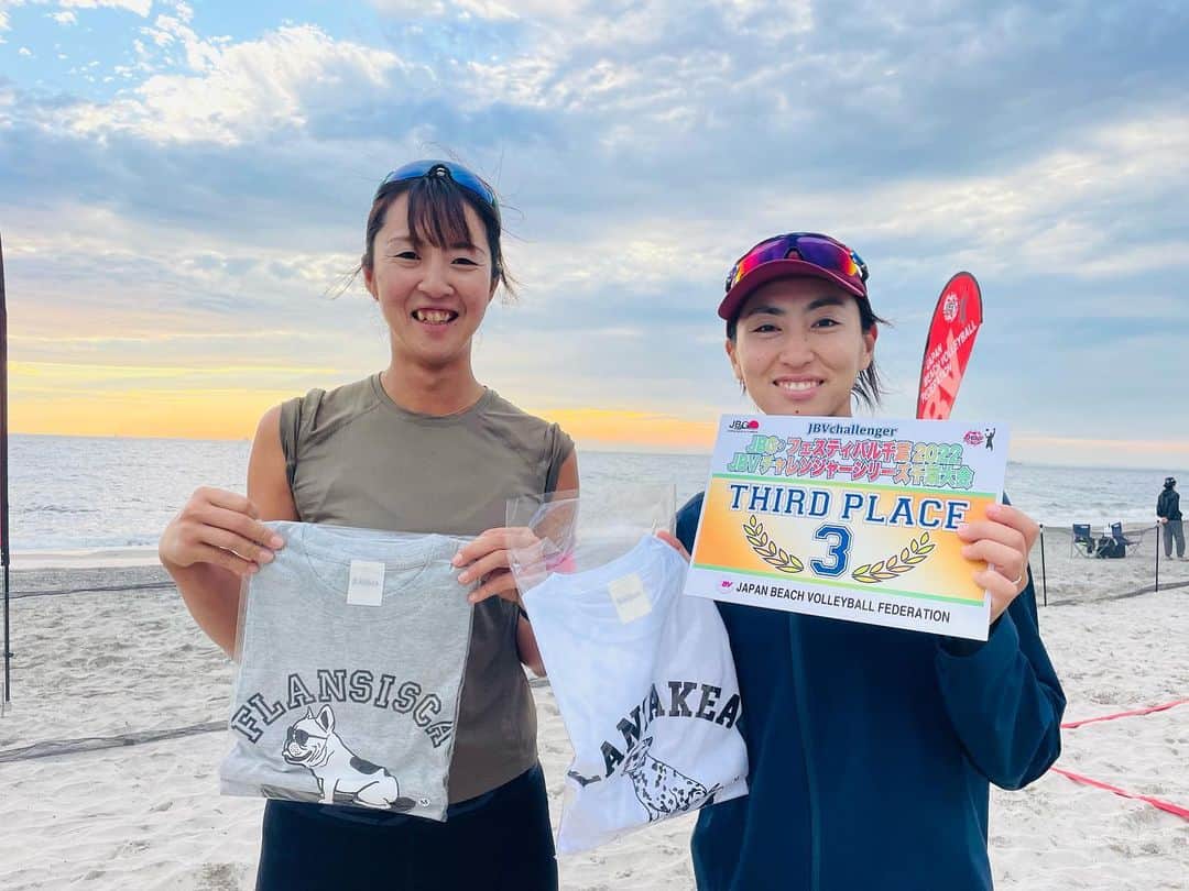 鈴木千代のインスタグラム：「最近は週末プレイヤーが 平日忙しいのに、なぜ土日ビーチバレーするかが わかってきた気がする🥶🏖  #競技より #デスクワークで #腰痛い  #PCを #見すぎてテレビ #見たくならん  #オフィス5階 #階段余裕 #嘘使わん  #横文字を #ググって更に #訳分からん」