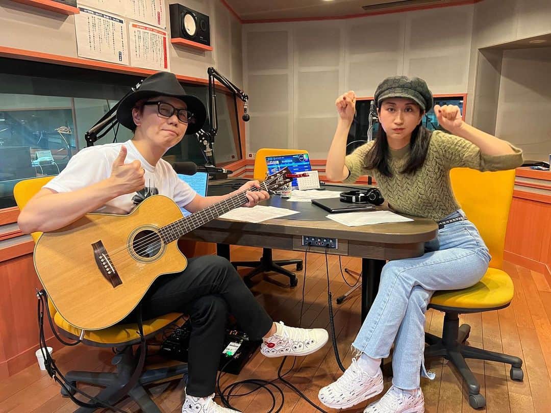 Ms.OOJAのインスタグラム：「サタパンのアコースティックLive生放送！ みなさんいかがでしたか？？  私は楽しかったーー✨✨めちゃくちゃライブでした！！  アッキーのギター最高でしたね！　@akitoshikuroda   たくさんメッセージもありがとうございました！  radikoでも是非聴いてねー💕  #msooja #サタパン　#生放送」